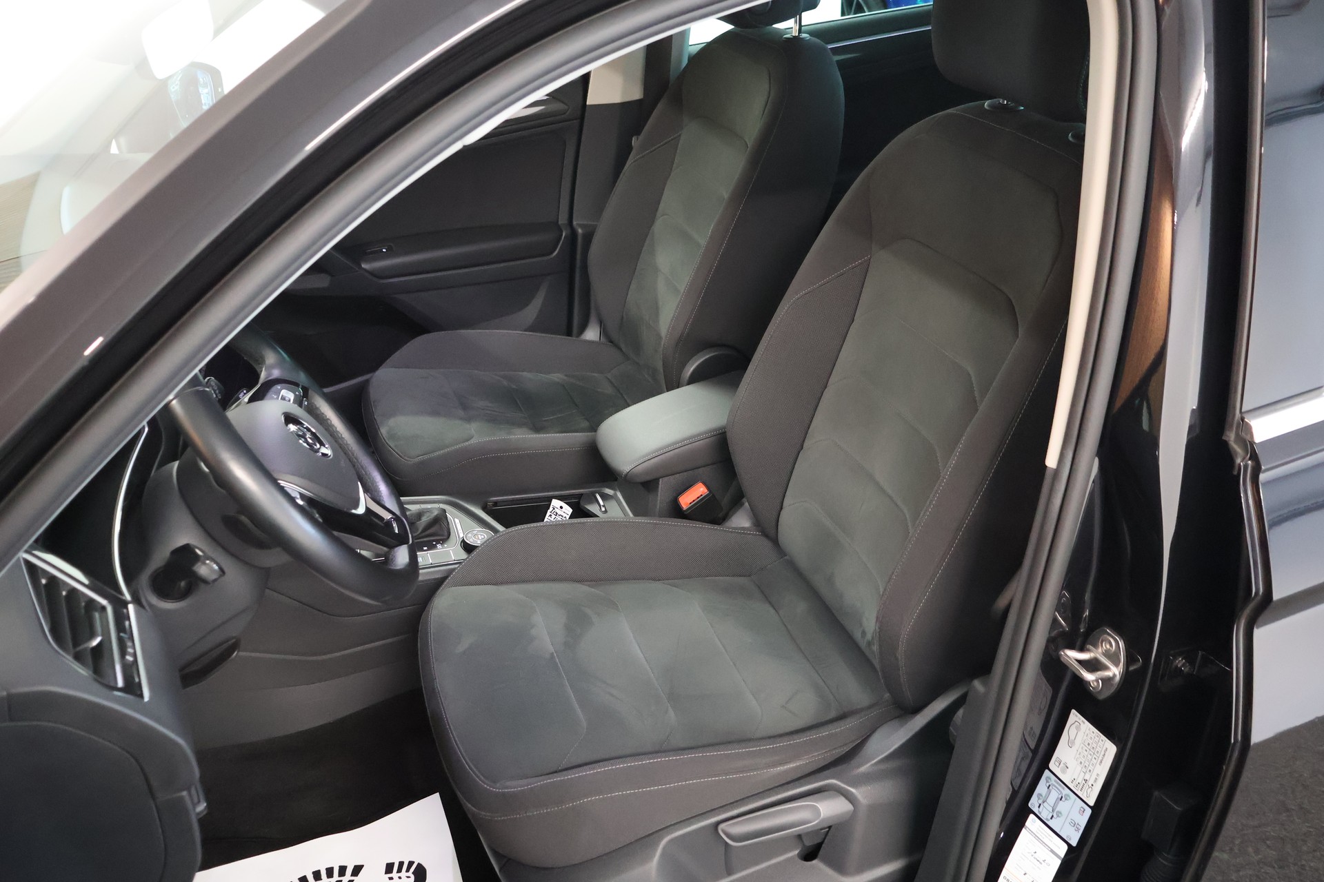 VW Tiguan 2.0 TDI SCR R Line 4Motion DSG-image-10