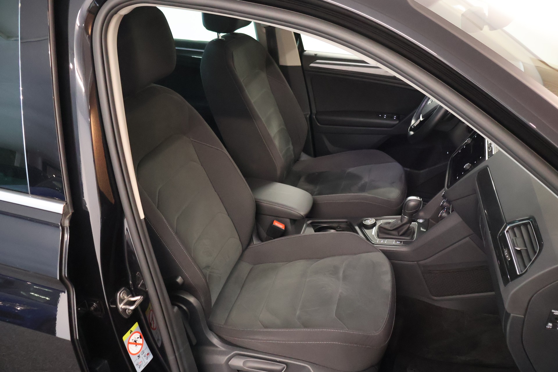VW Tiguan 2.0 TDI SCR R Line 4Motion DSG-image-14