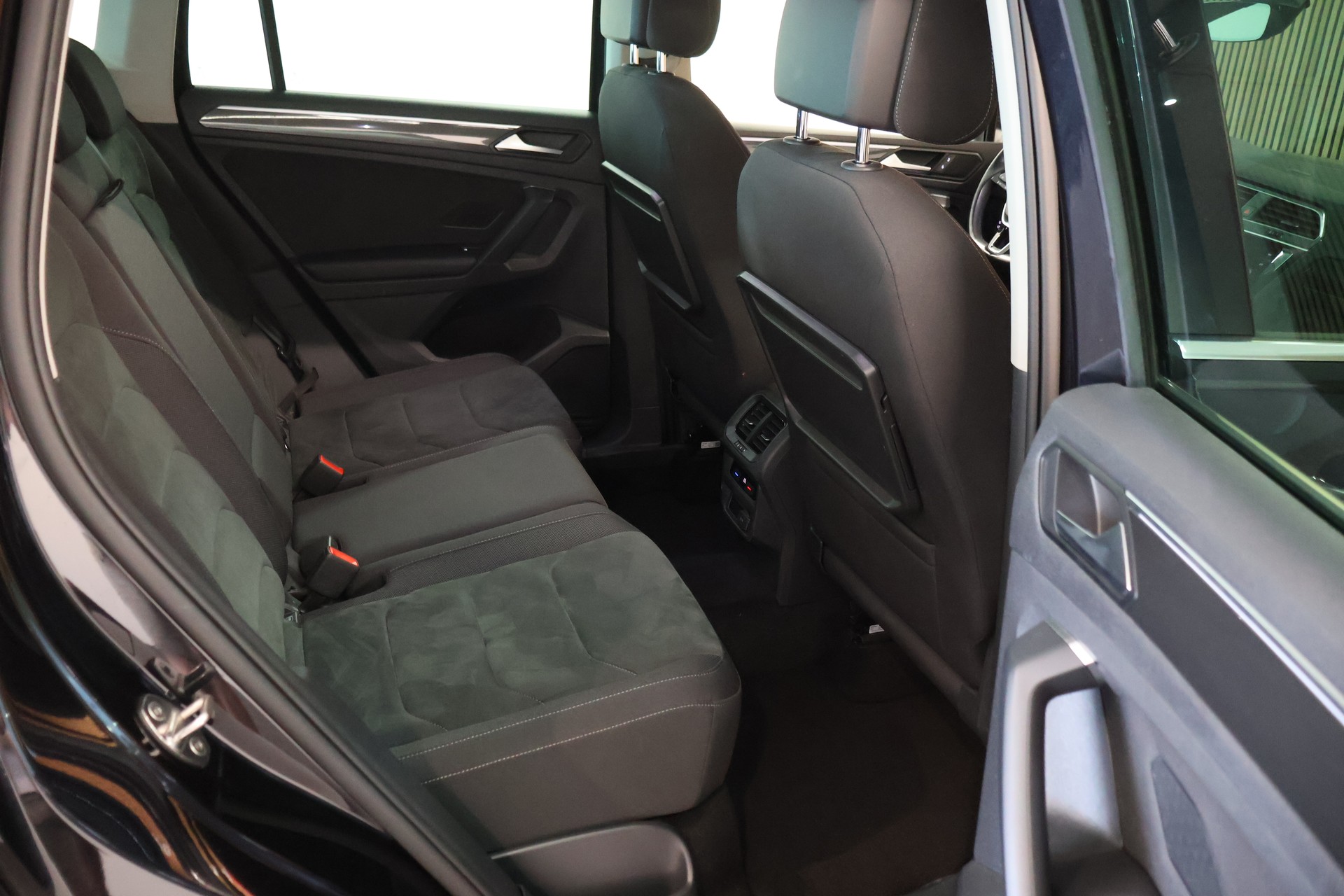 VW Tiguan 2.0 TDI SCR R Line 4Motion DSG-image-12