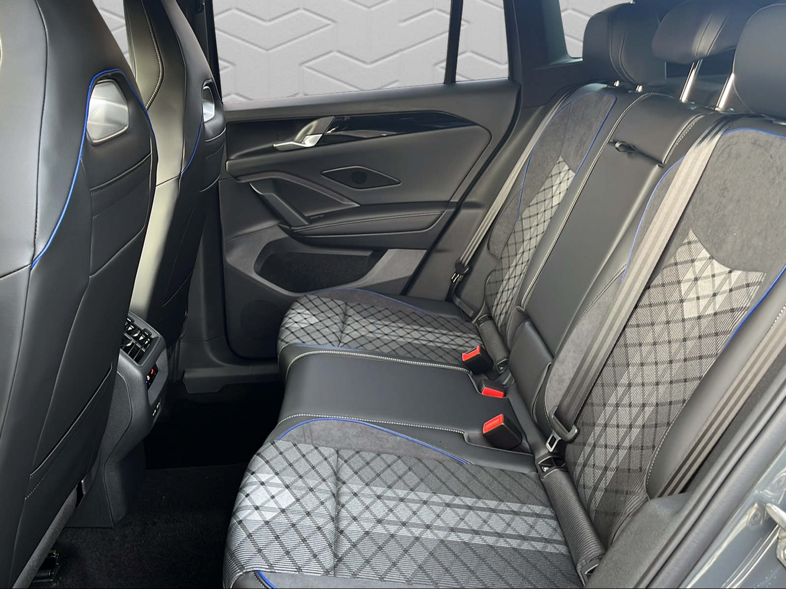 VW VW TIGUAN R-LINE-image-12