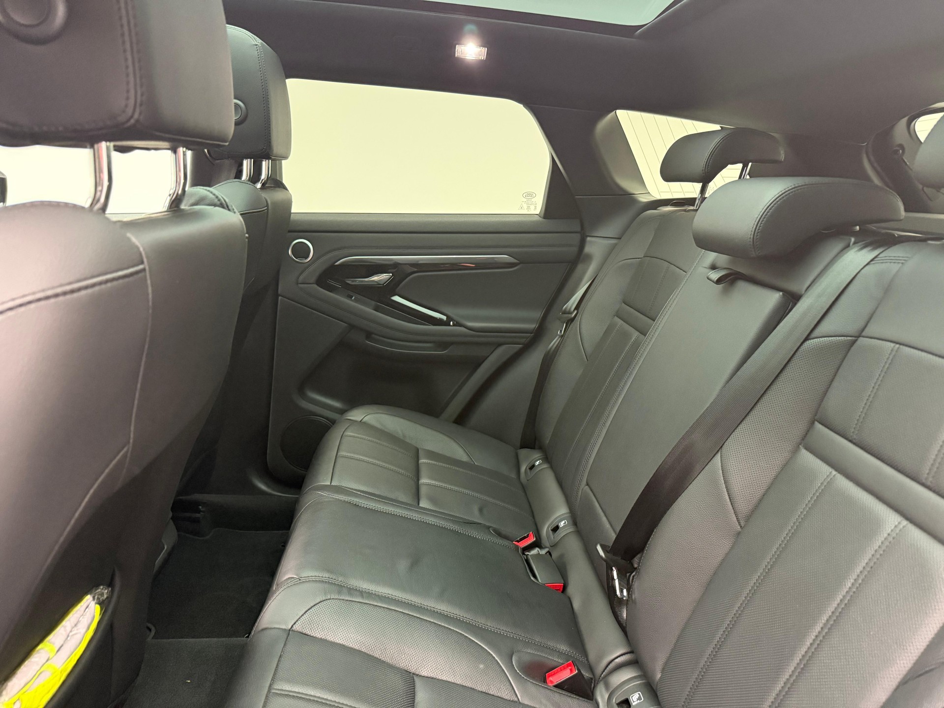 LAND ROVER Range Rover Evoque 1.5 T 300e R-Dynamic SE-image-9