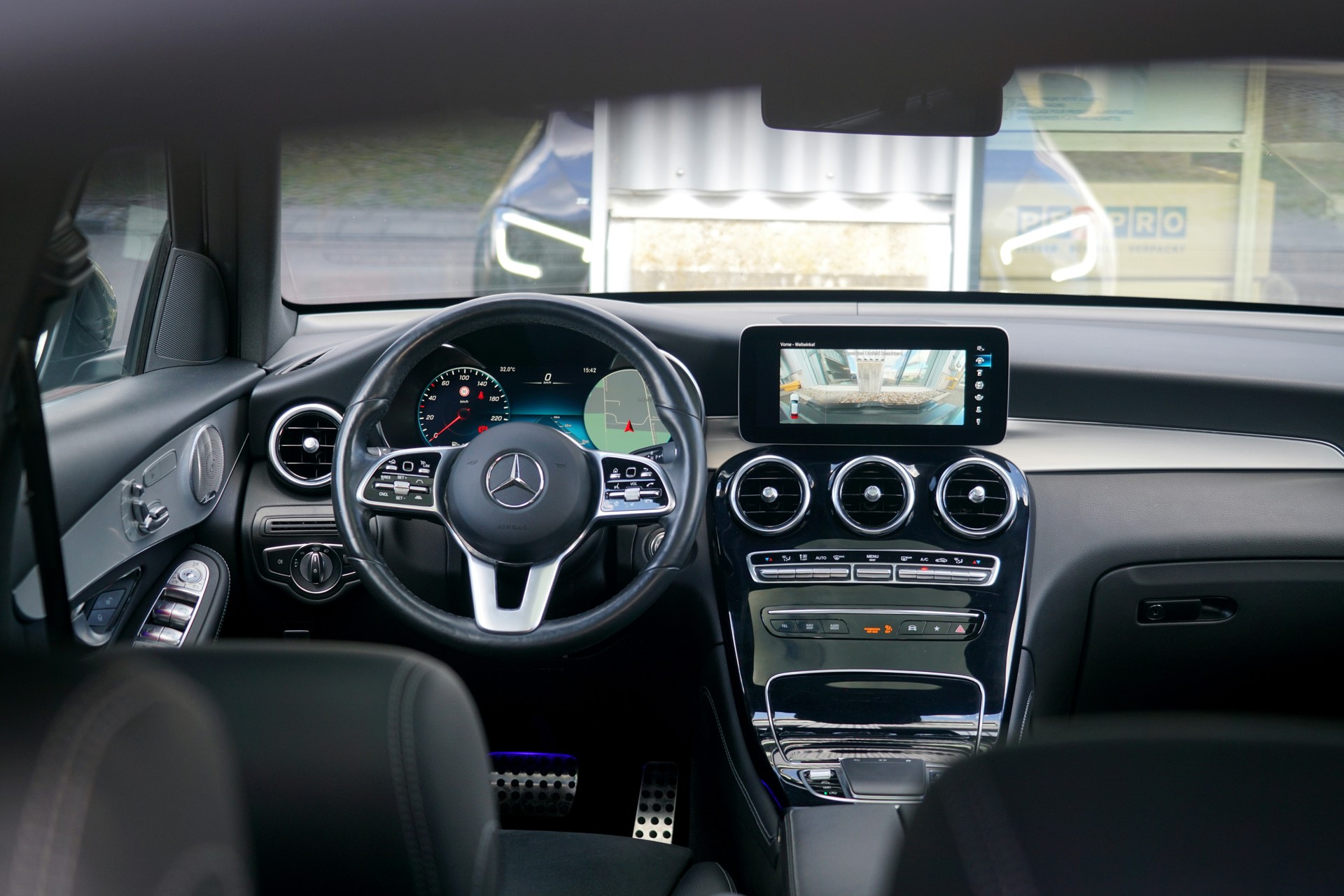 MERCEDES-BENZ GLC 220 d AMG Line 4Matic 9G-Tronic (CH)-image-4