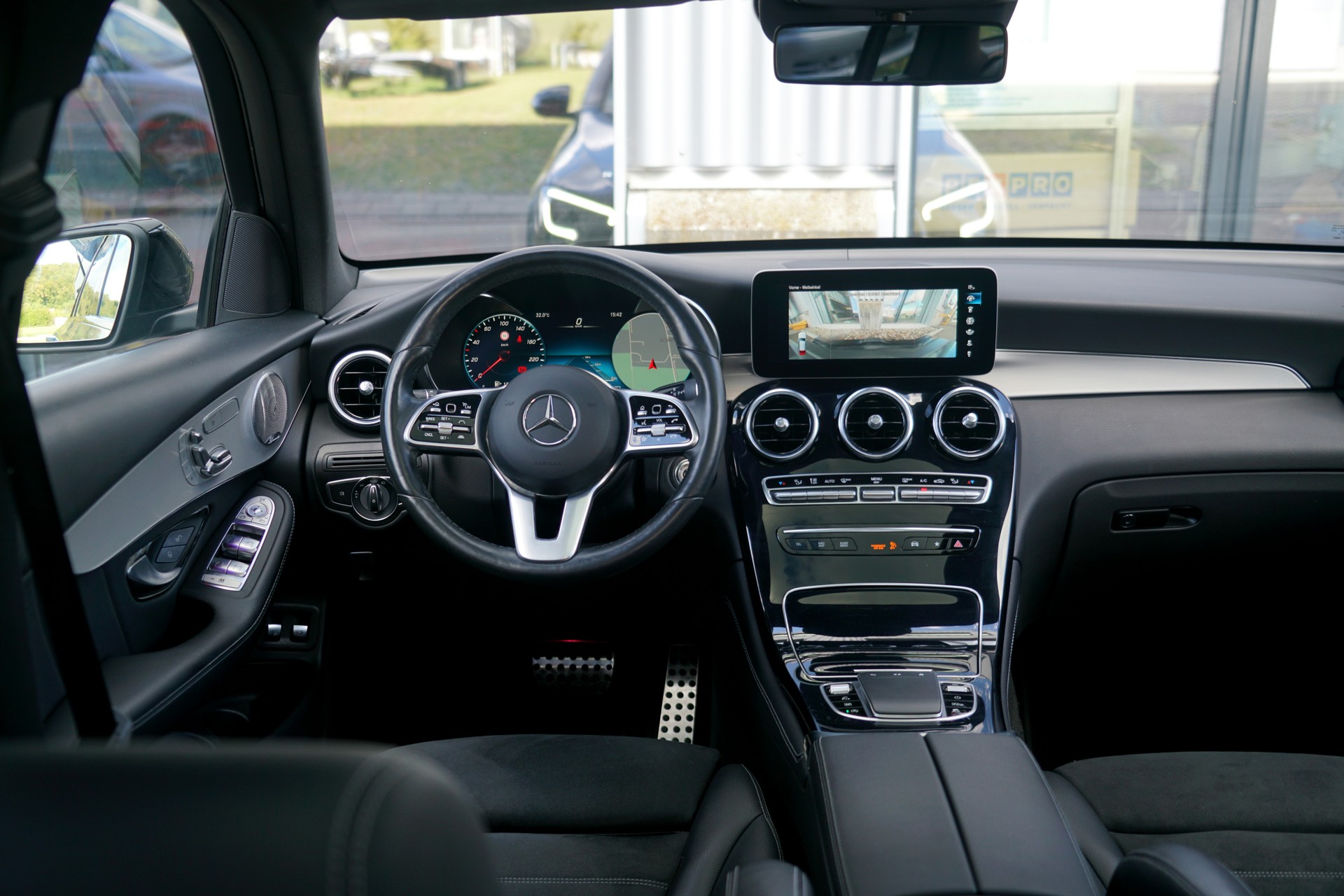 MERCEDES-BENZ GLC 220 d AMG Line 4Matic 9G-Tronic (CH)-image-8