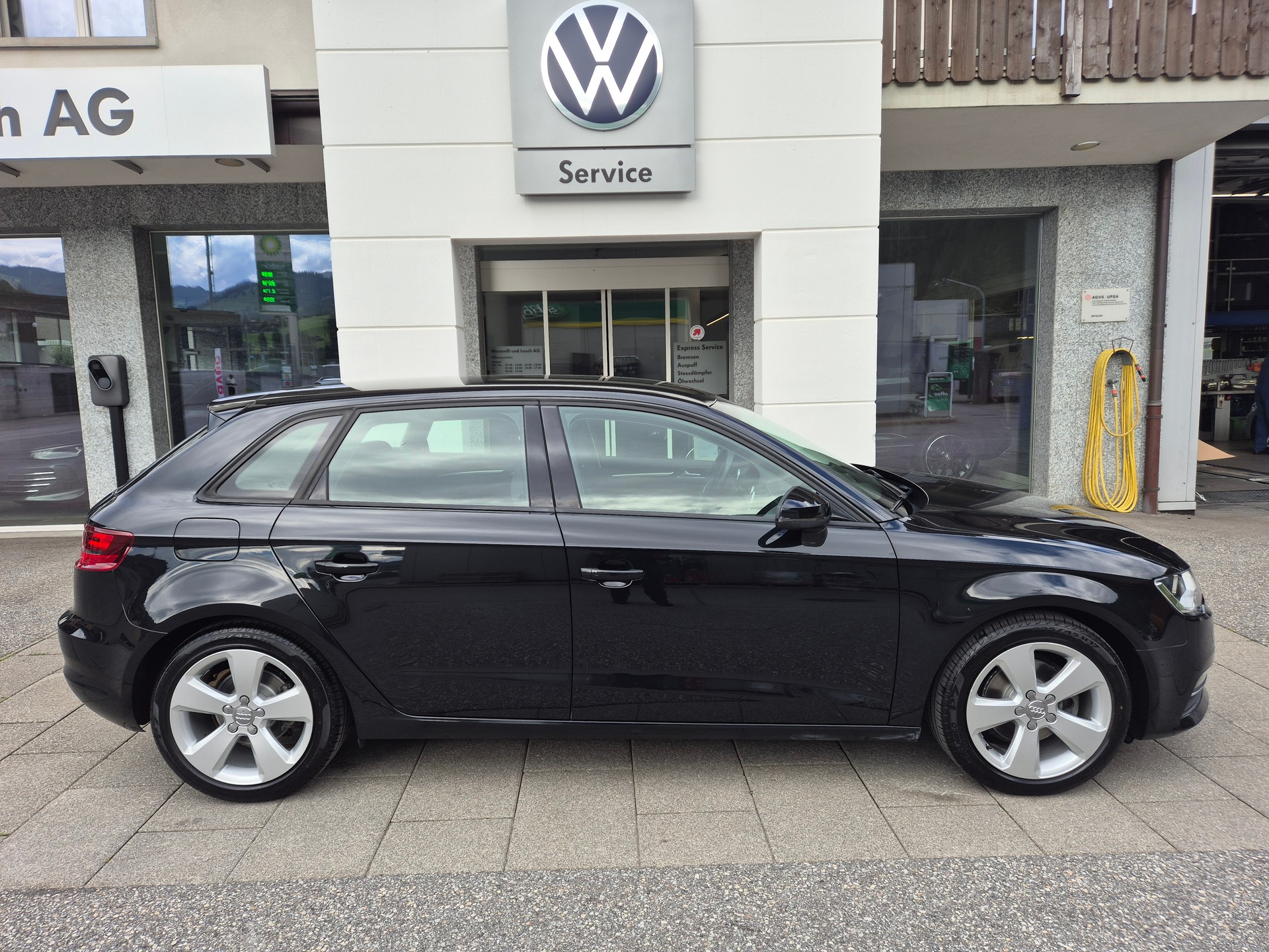 AUDI A3 Sportback 2.0 TDI Ambition quattro-image-3