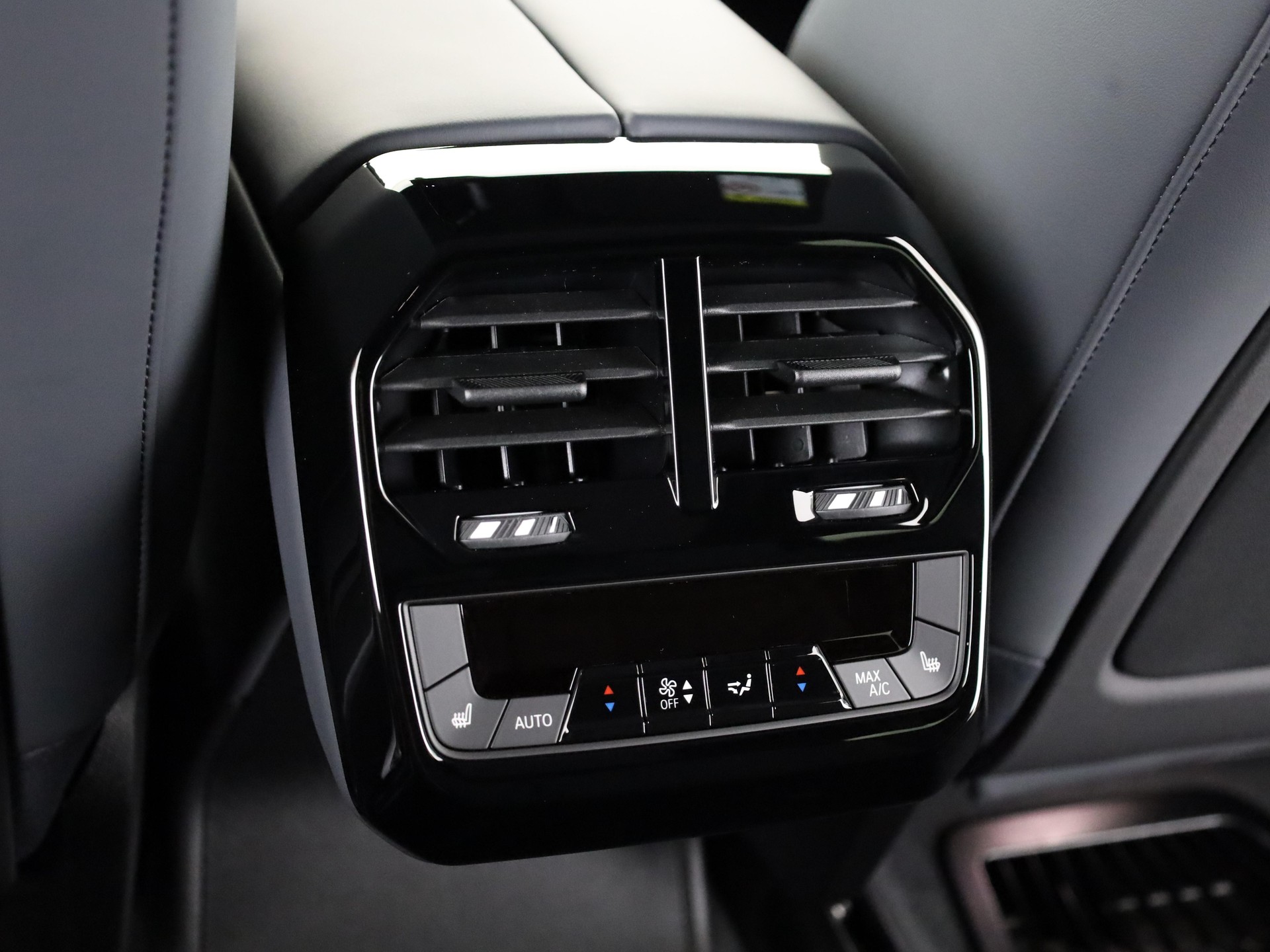 BMW iX xDrive60-image-16