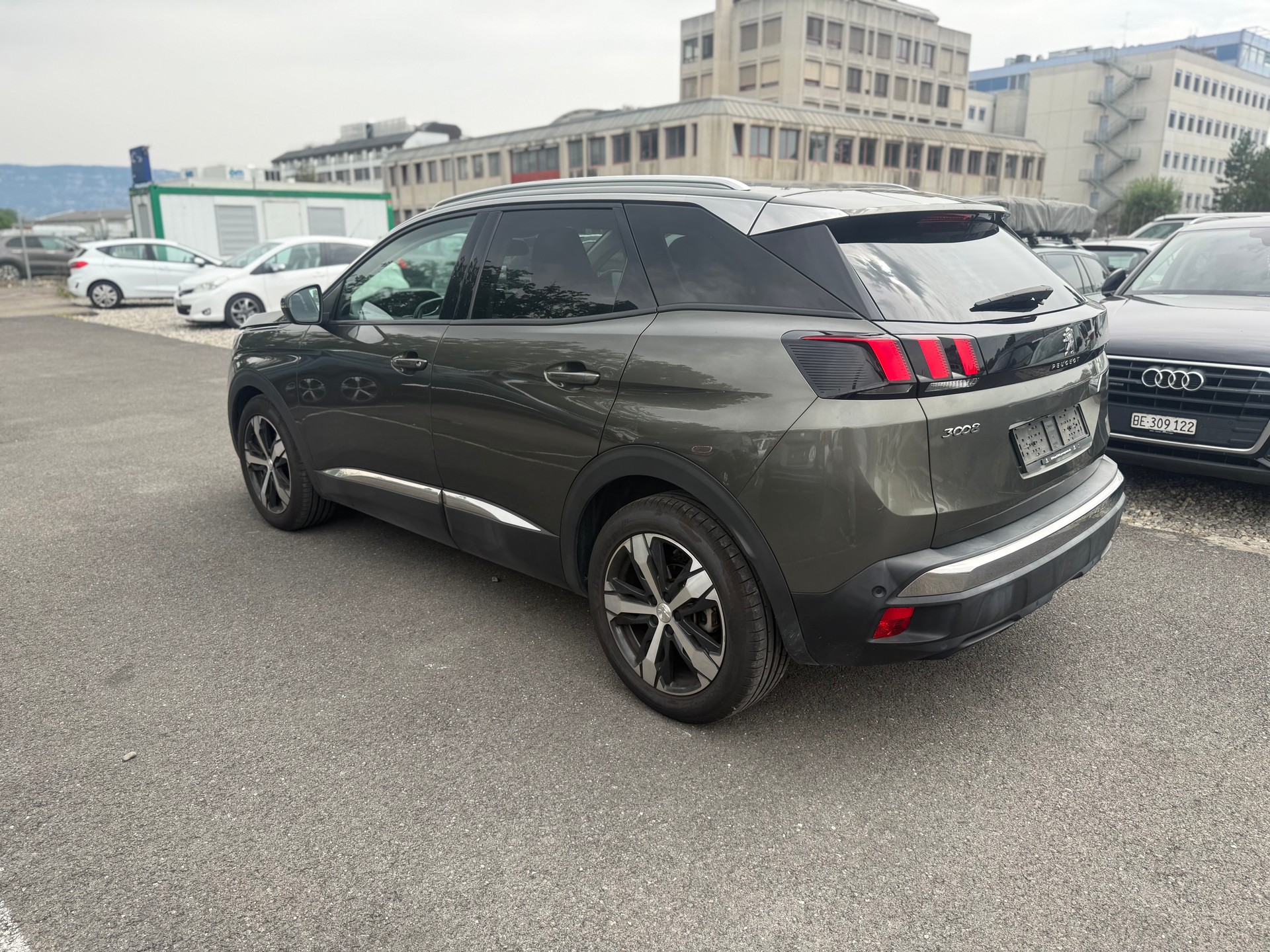 PEUGEOT 3008 1.2 PureTech Allure EAT-image-5