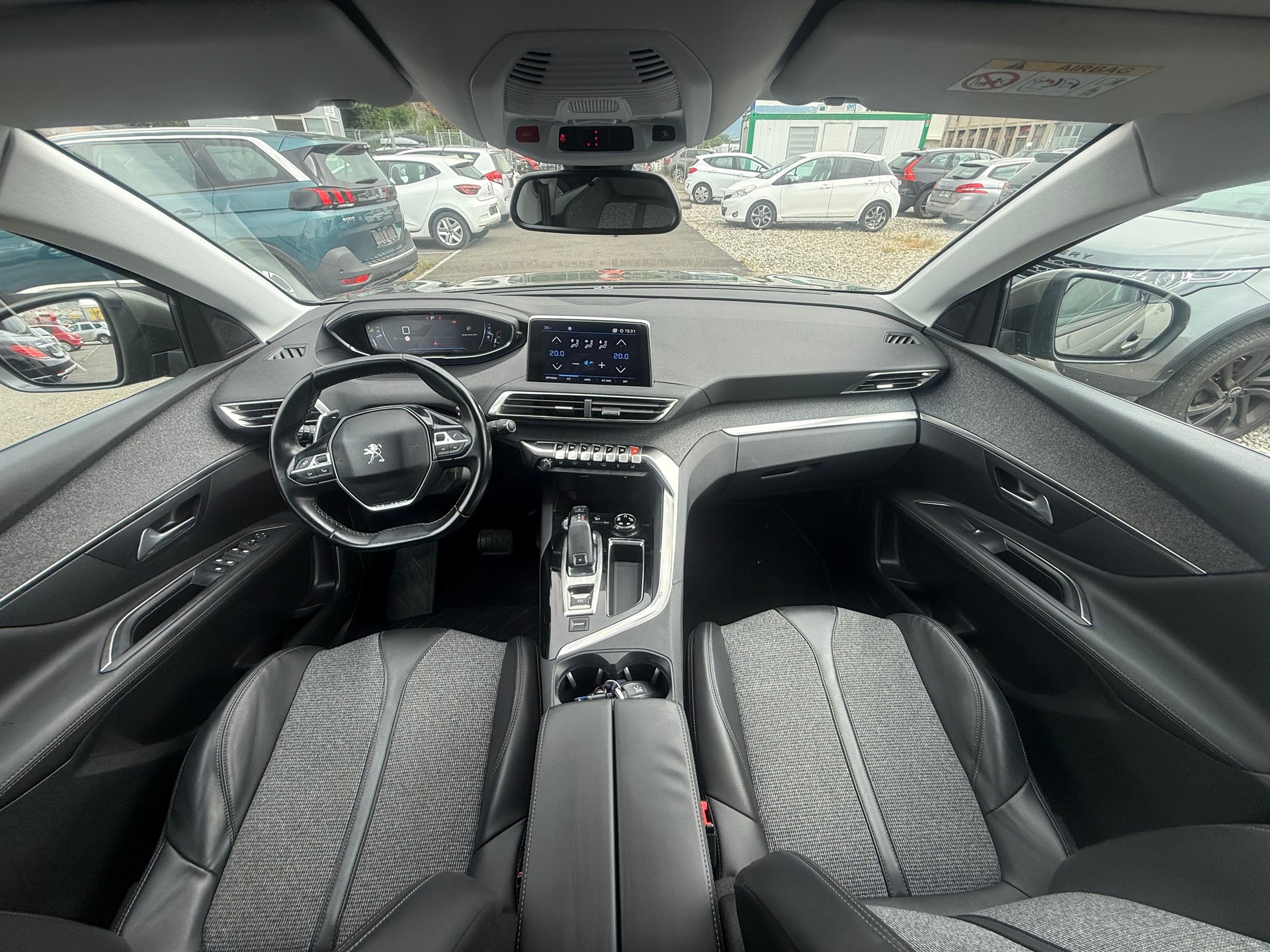 PEUGEOT 3008 1.2 PureTech Allure EAT-image-9