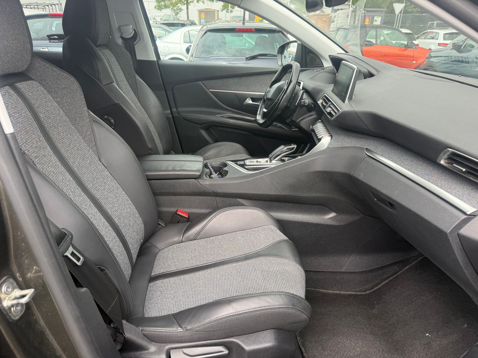 PEUGEOT 3008 1.2 PureTech Allure EAT-image-8