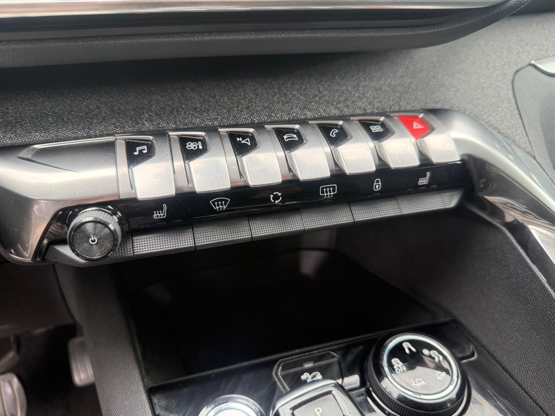 PEUGEOT 3008 1.2 PureTech Allure EAT-image-13
