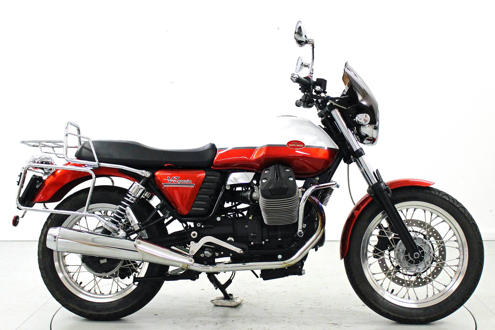 MOTO GUZZI V7-showroom-element-3