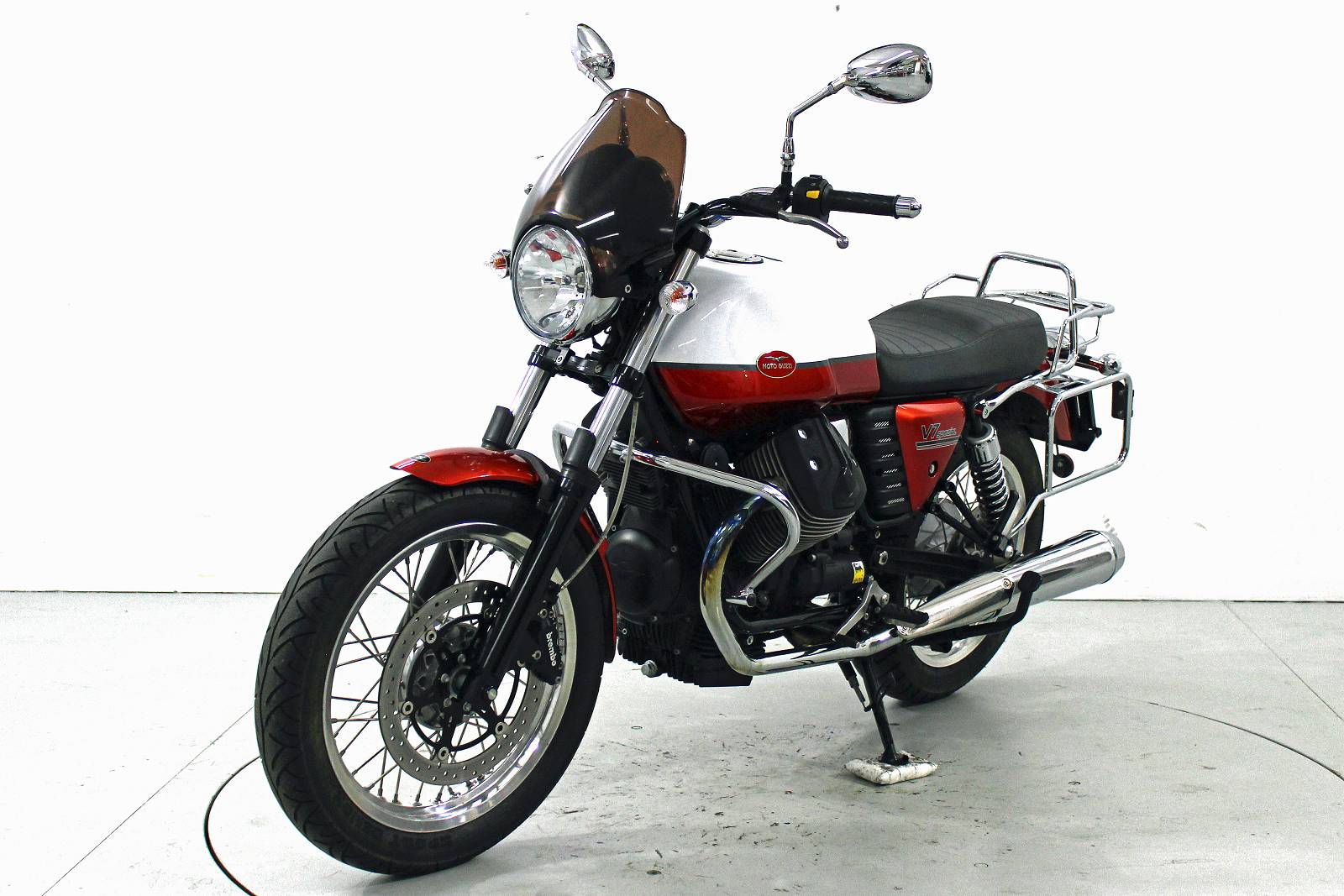 MOTO GUZZI V7-showroom-element-2