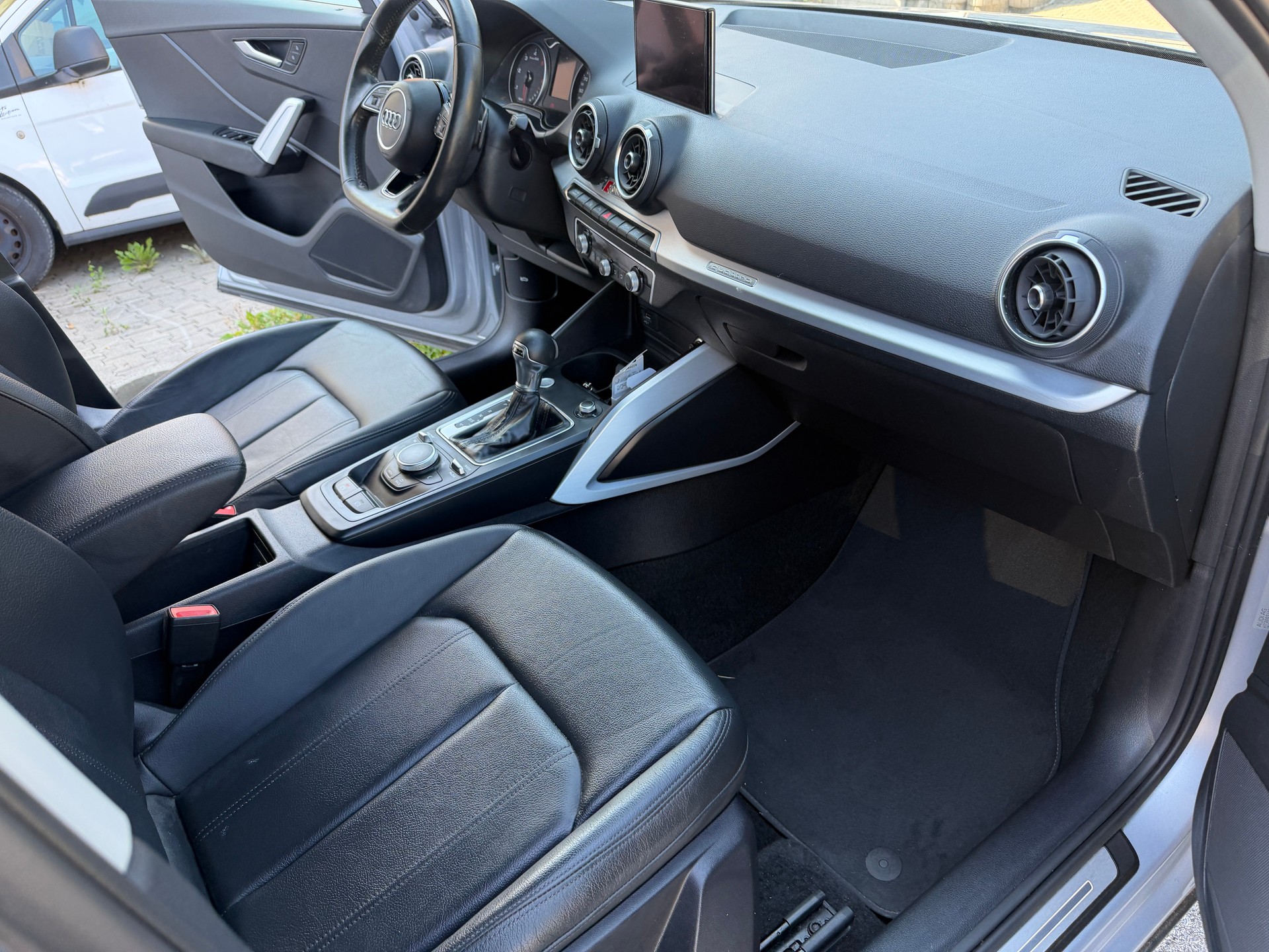 AUDI Q2 35 TDI quattro Design S-tronic-image-8