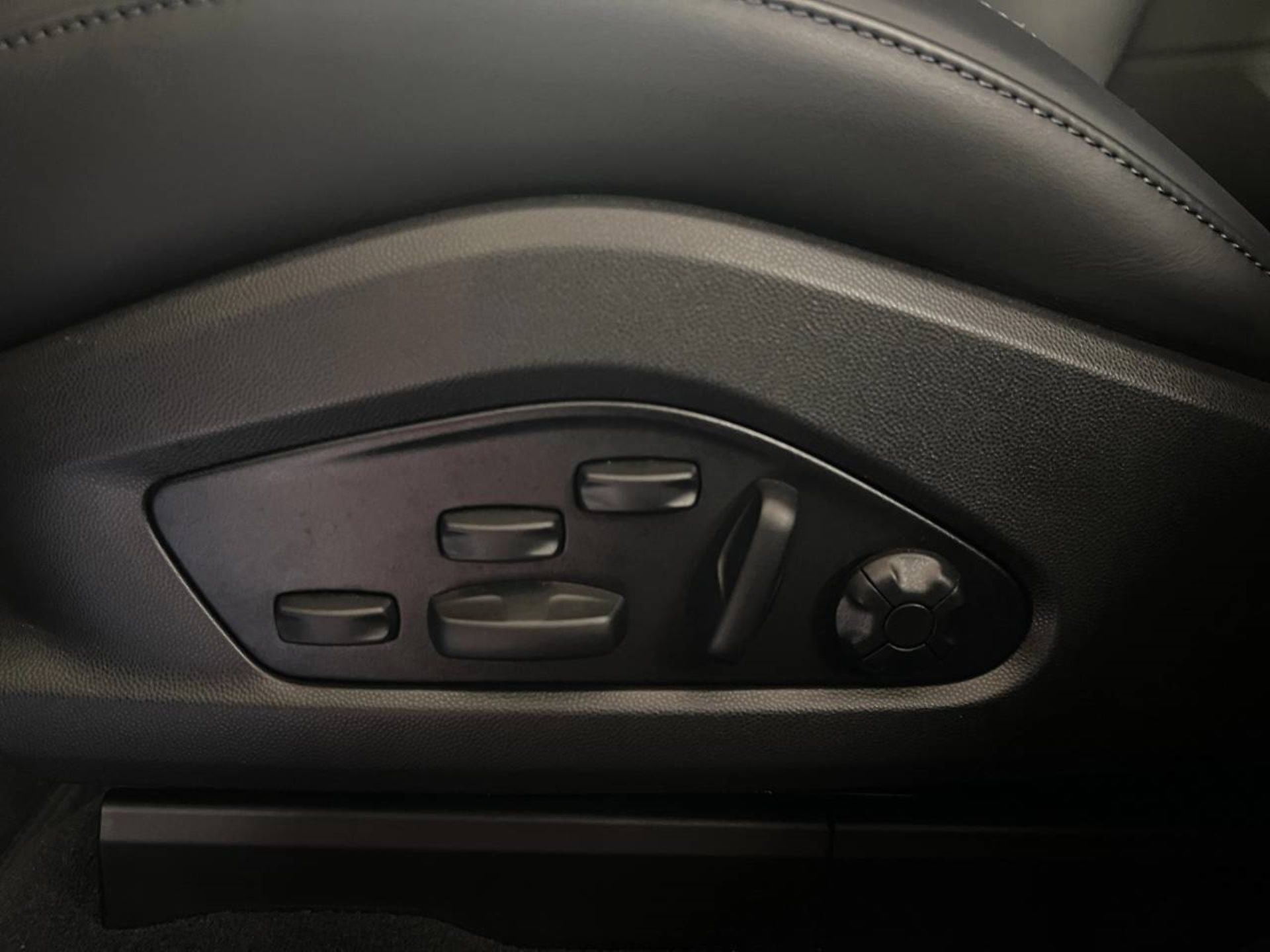 PORSCHE Macan 4S-image-22