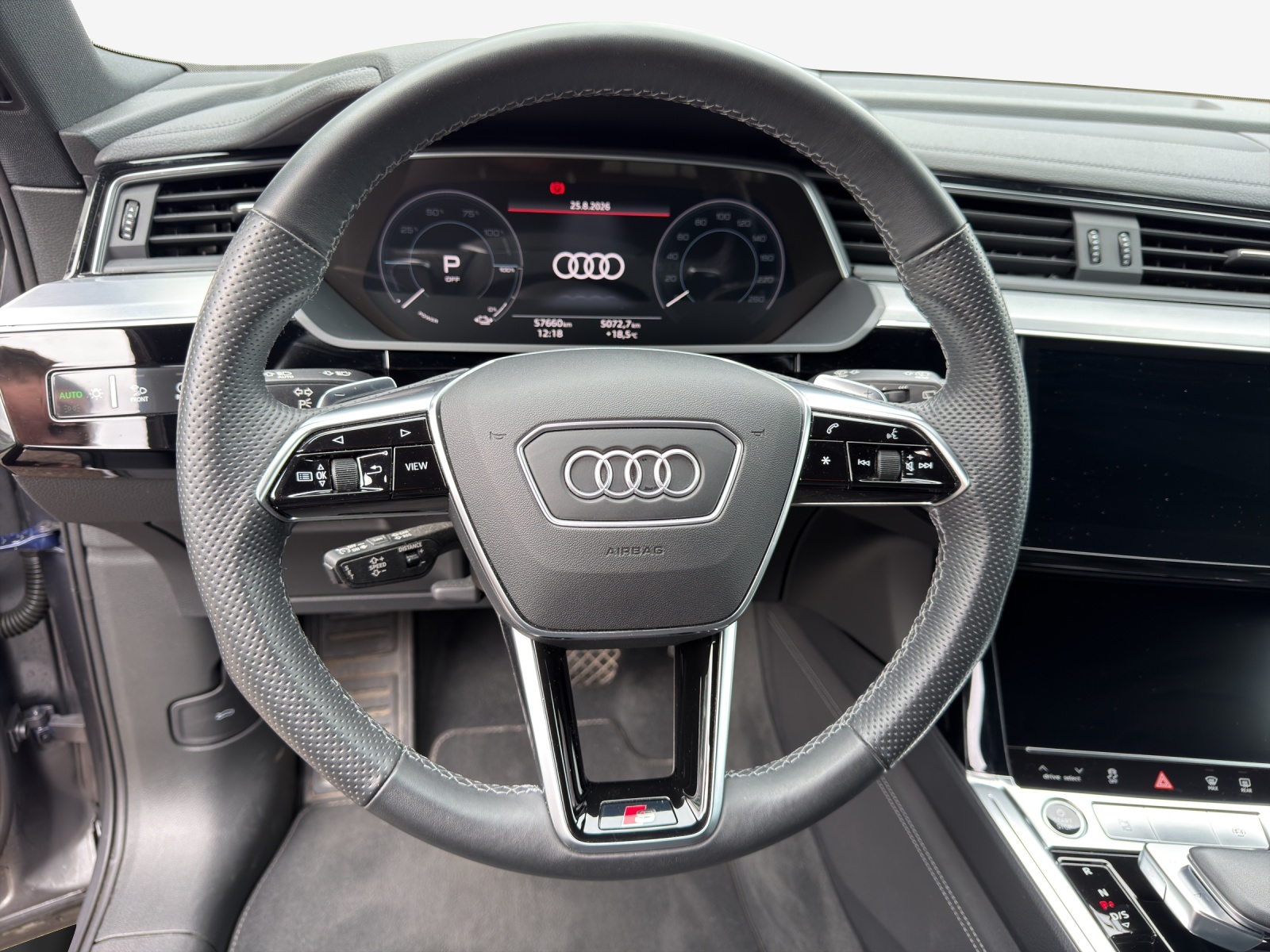 AUDI e-tron 55 S Line Black Edition quattro-image-9