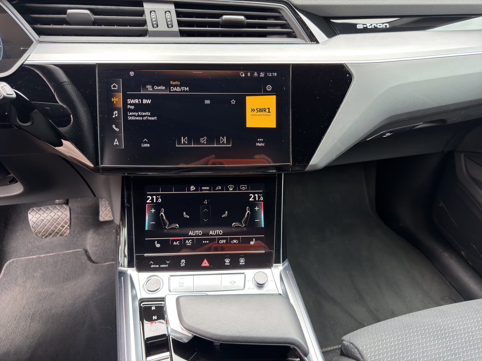 AUDI e-tron 55 S Line Black Edition quattro-image-10