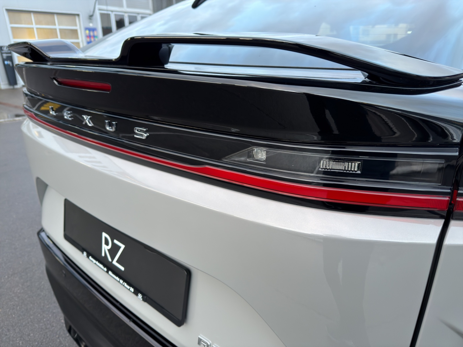 LEXUS RZ 550e F Sport-image-17
