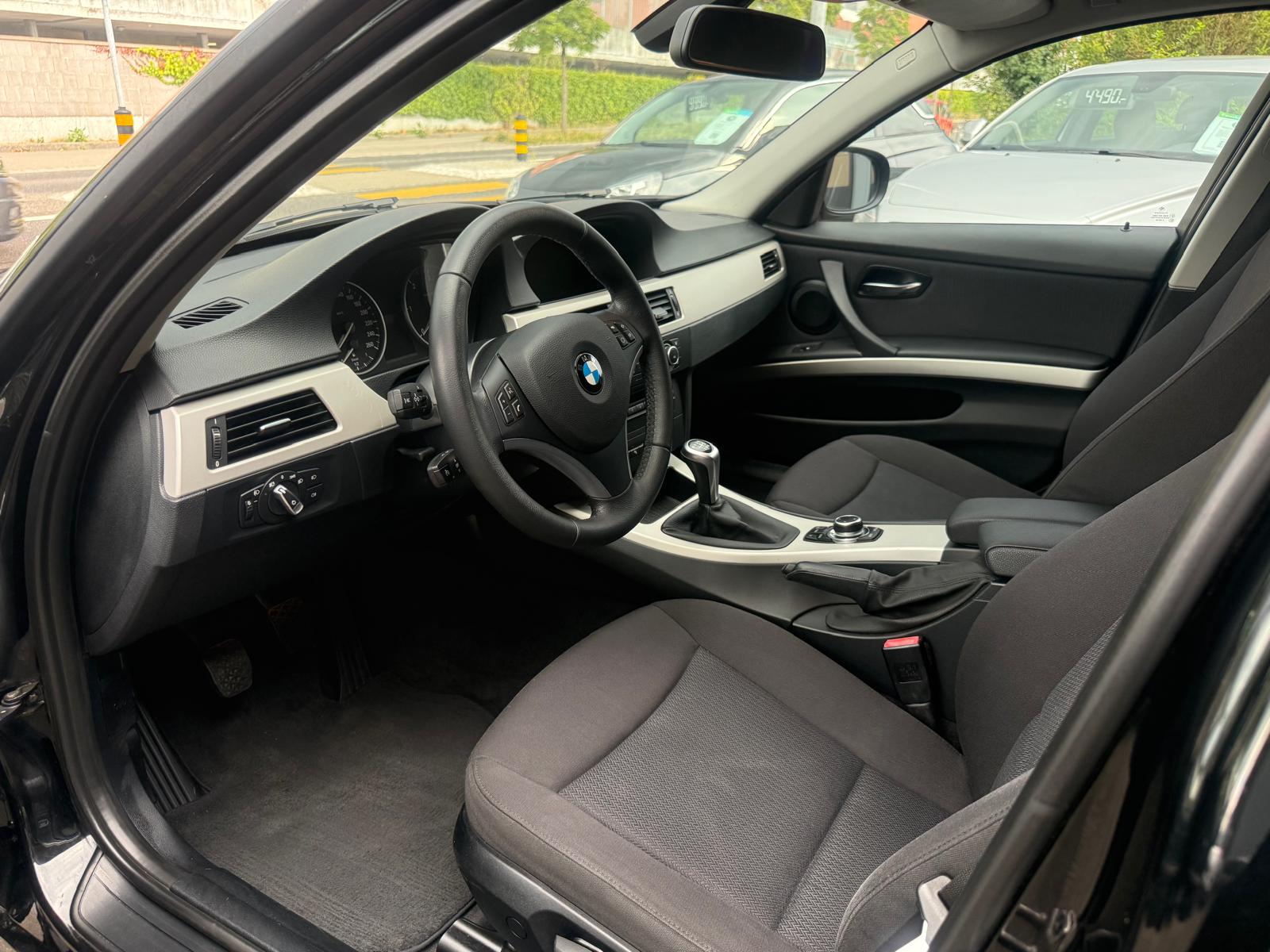 BMW 320d xDrive Touring-image-8