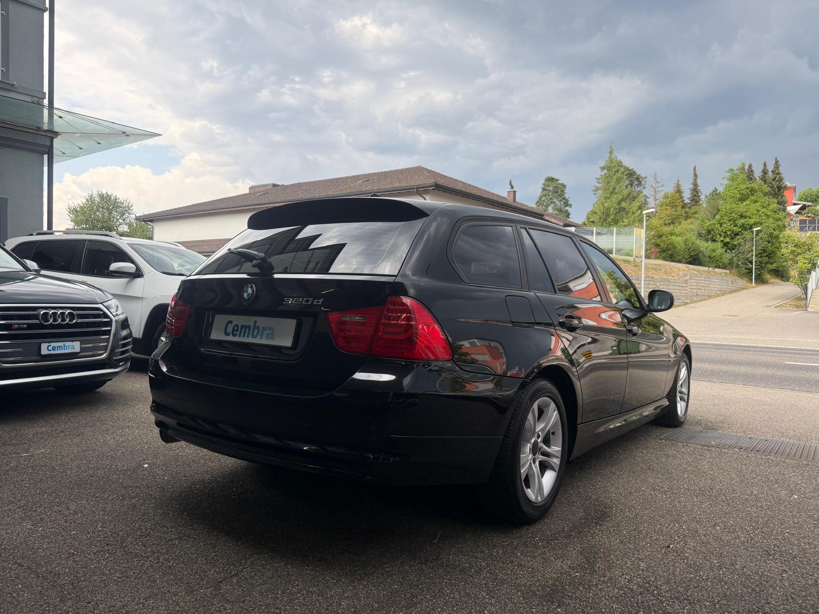 BMW 320d xDrive Touring-image-4