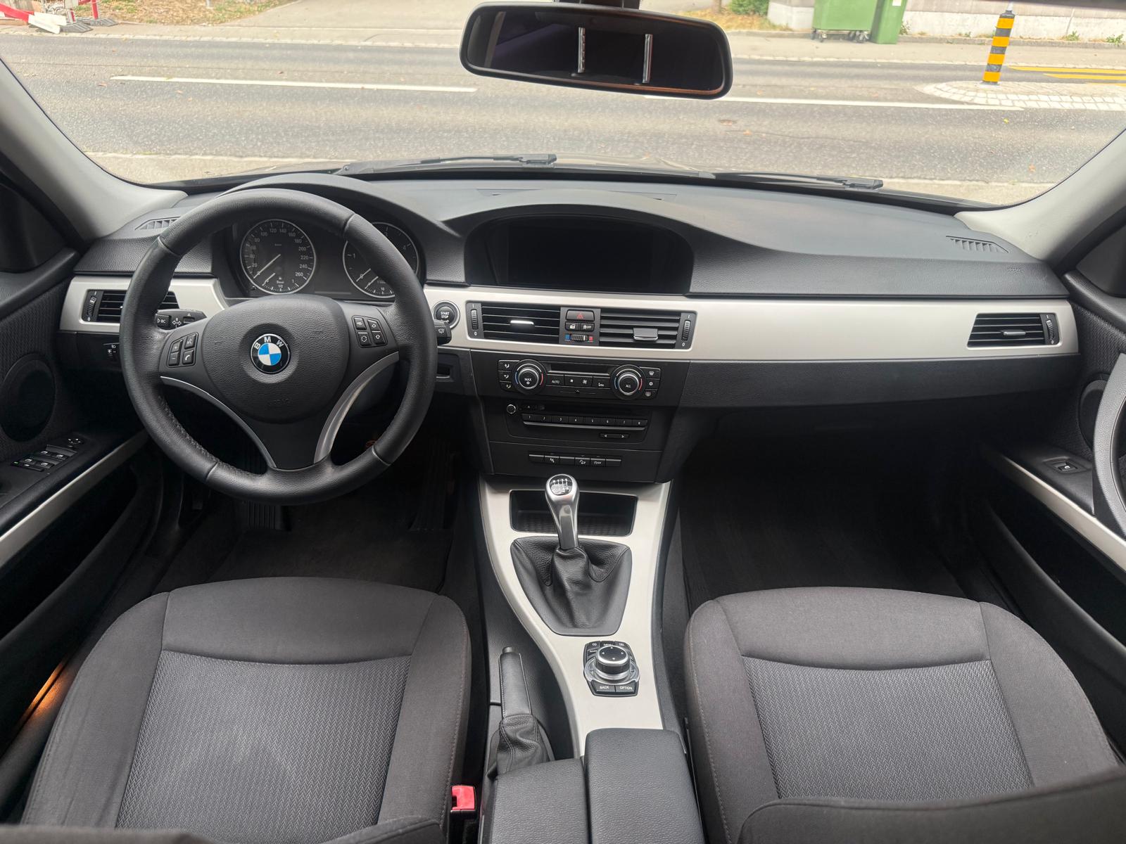 BMW 320d xDrive Touring-image-11