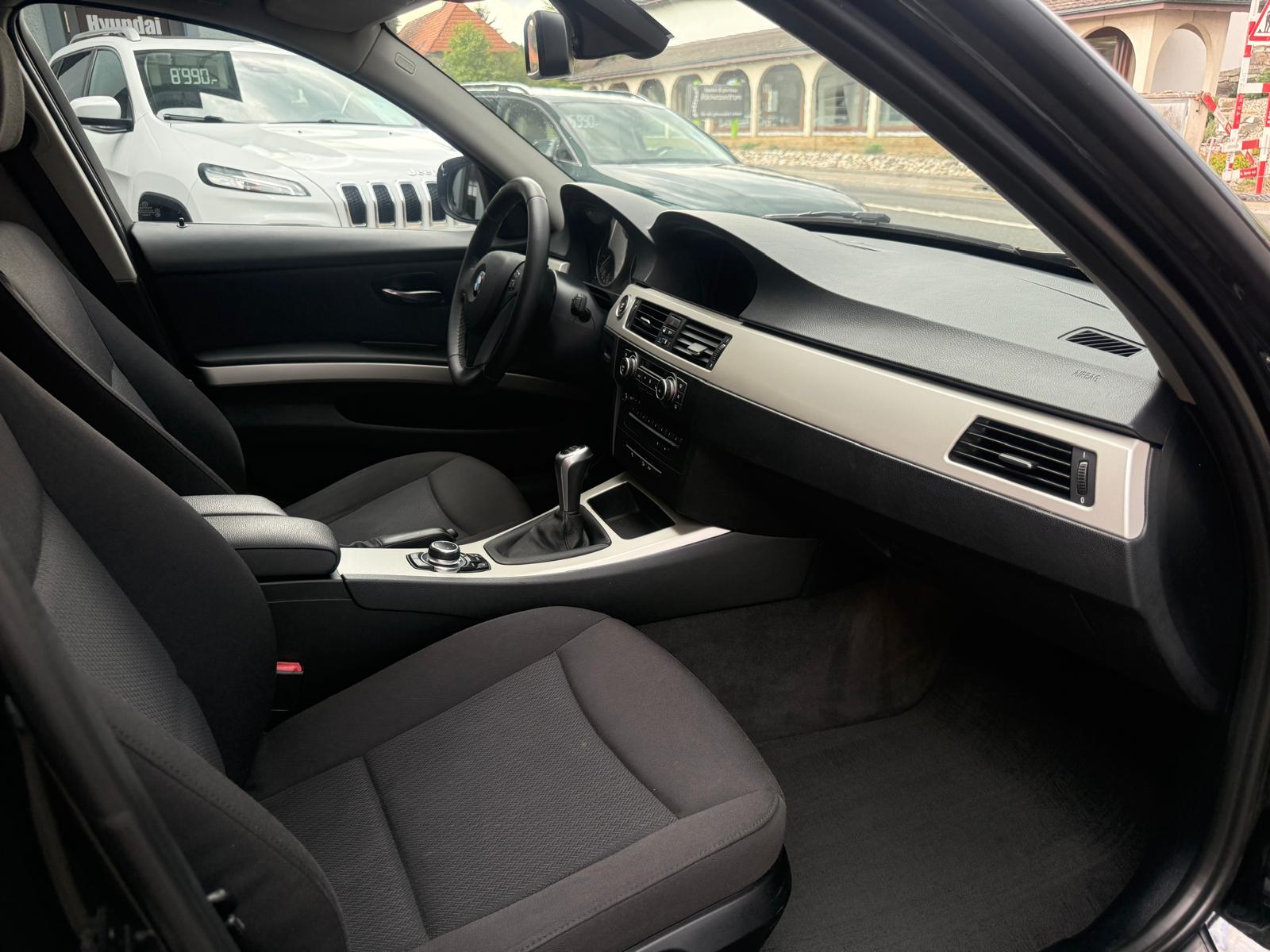 BMW 320d xDrive Touring-image-10
