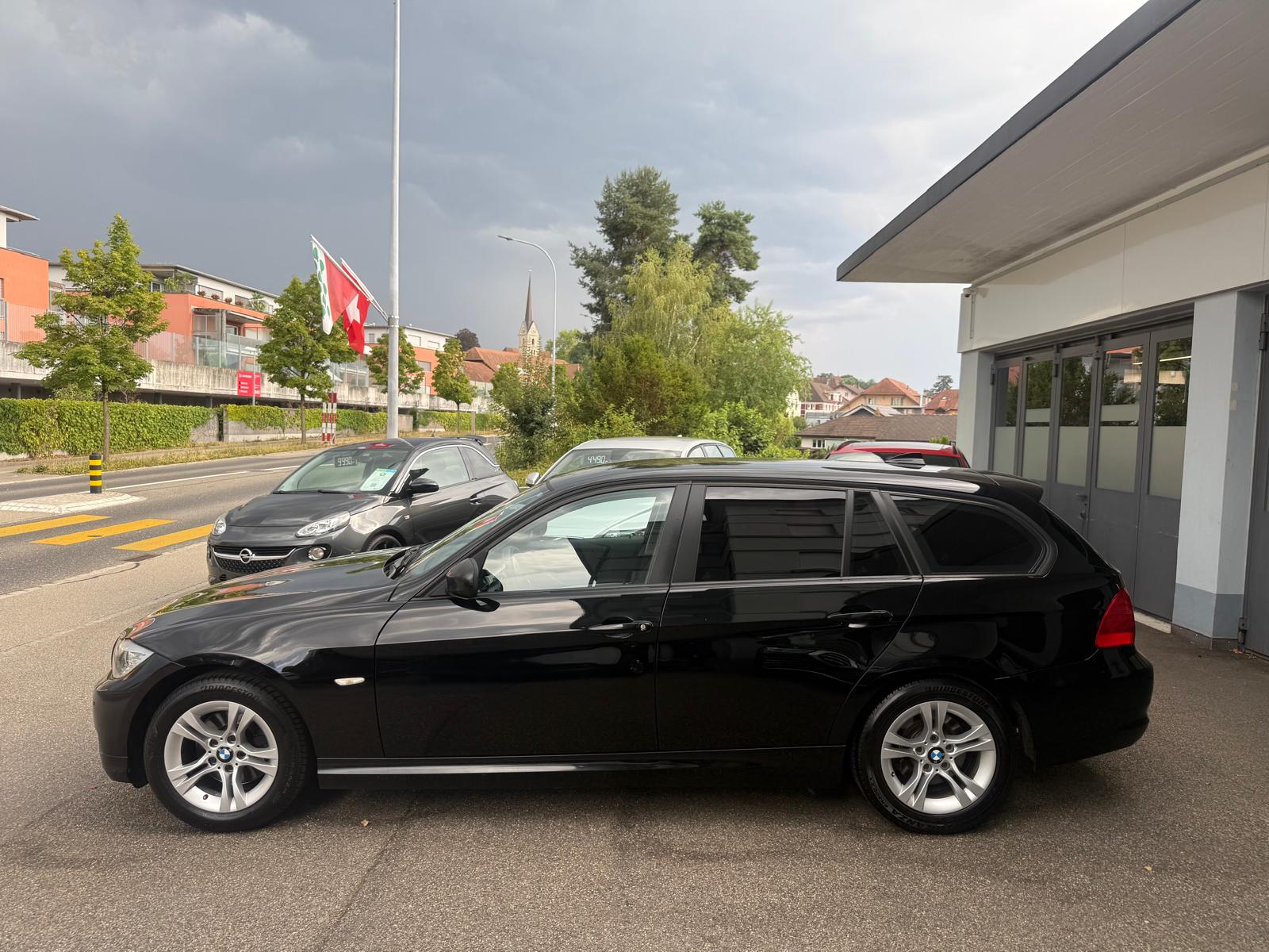 BMW 320d xDrive Touring-image-1