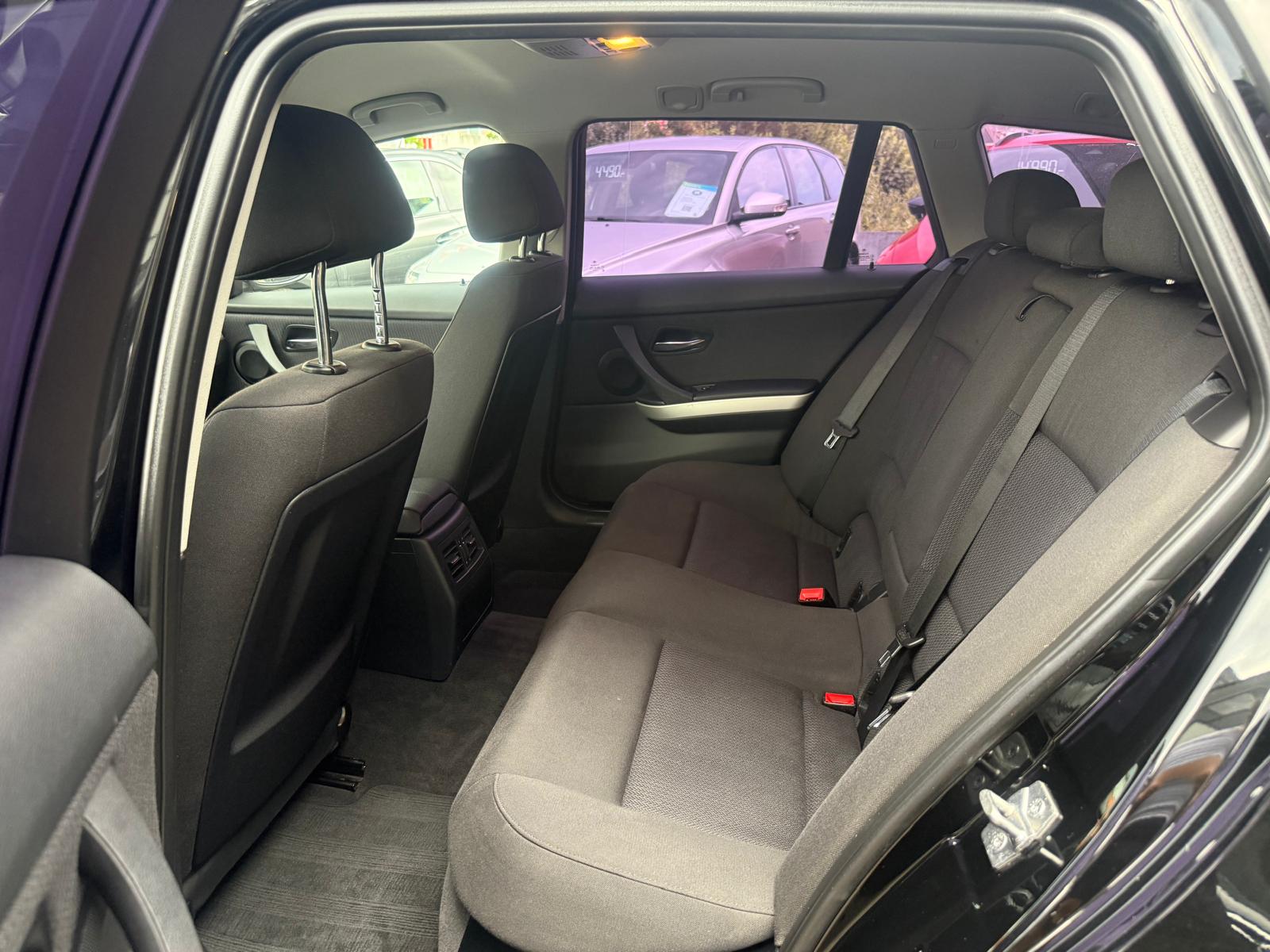 BMW 320d xDrive Touring-image-12