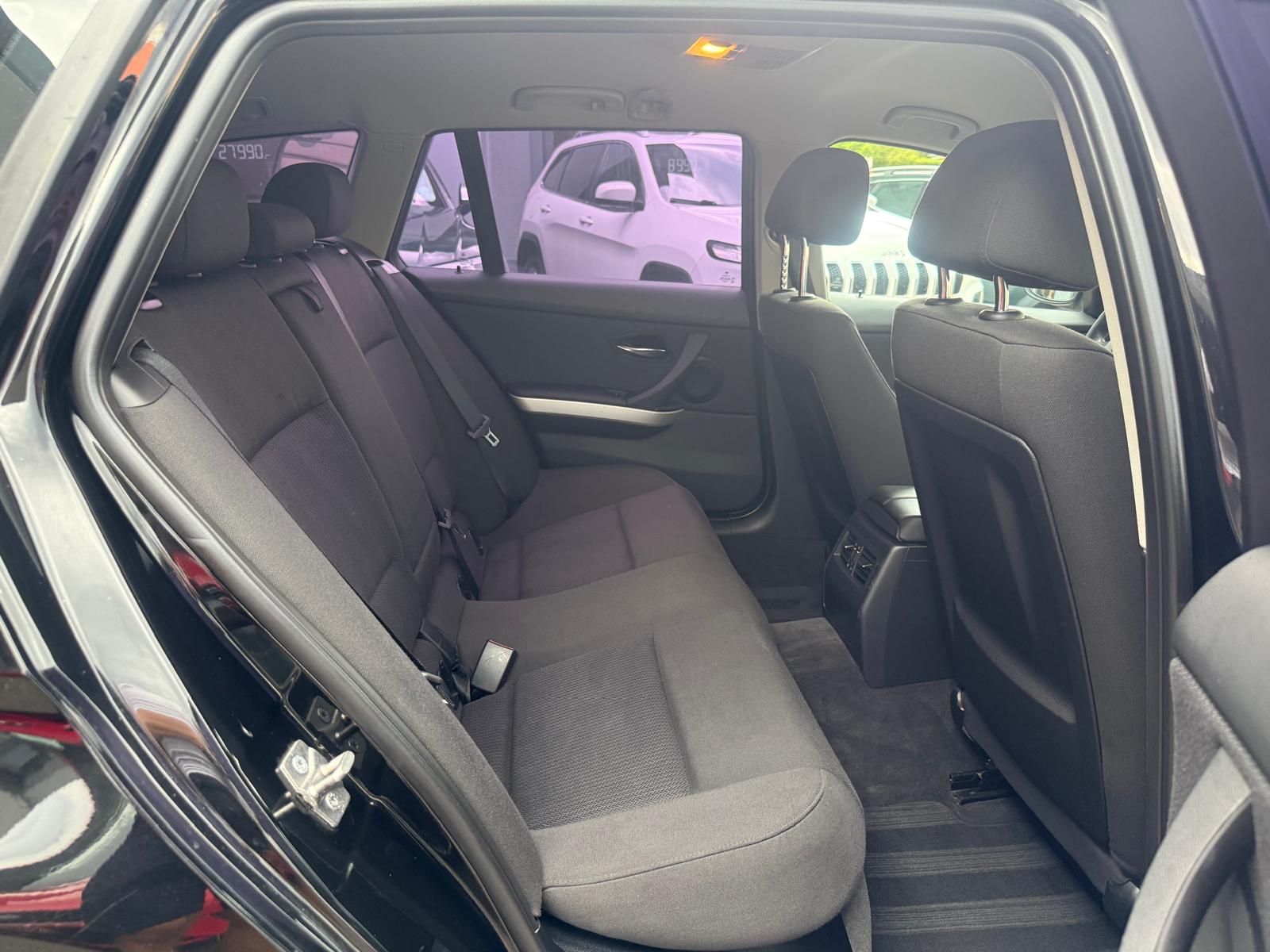 BMW 320d xDrive Touring-image-13