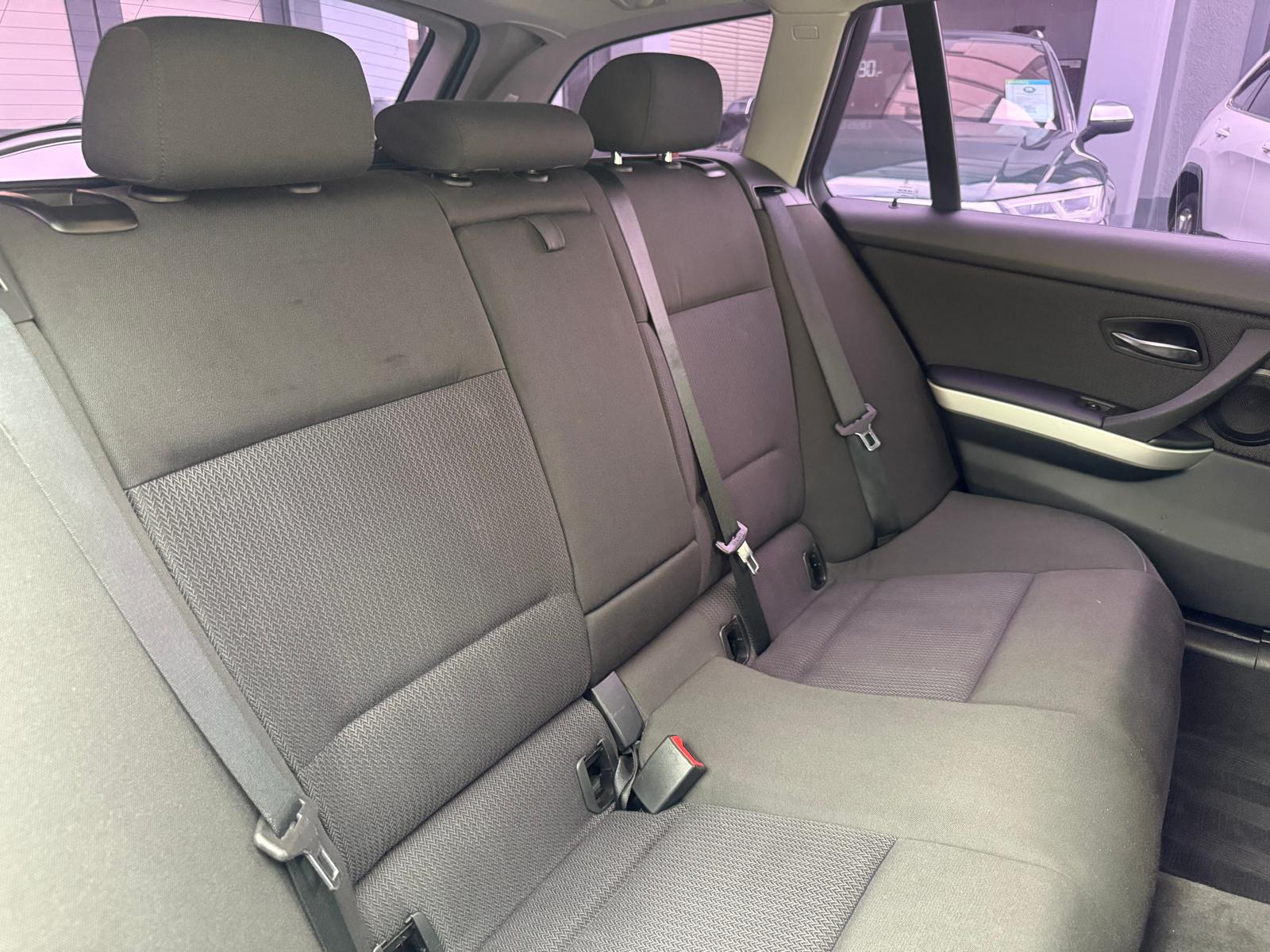 BMW 320d xDrive Touring-image-14