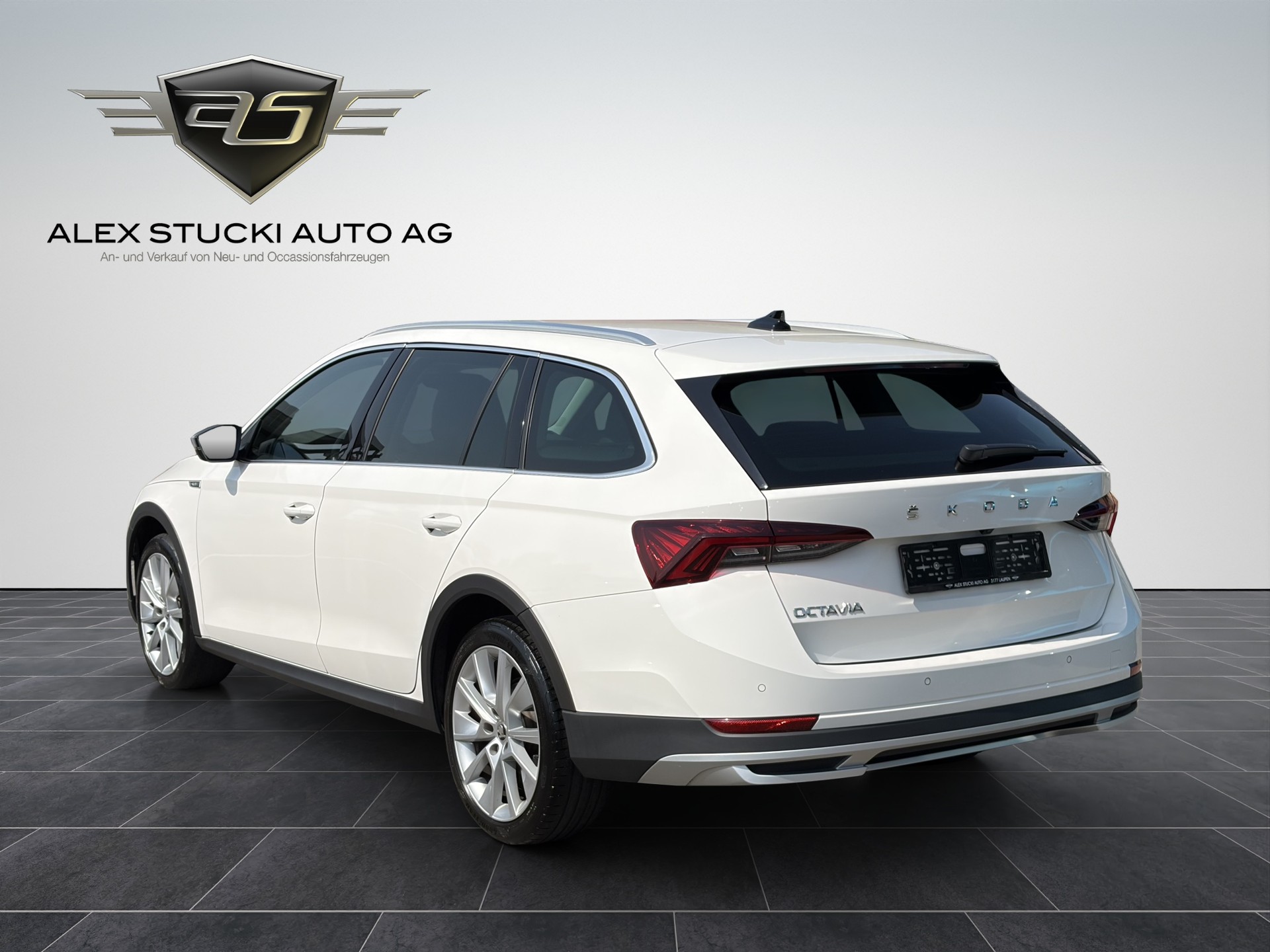 SKODA Octavia Combi 2.0 TDI DSG Scout 4x4-image-5