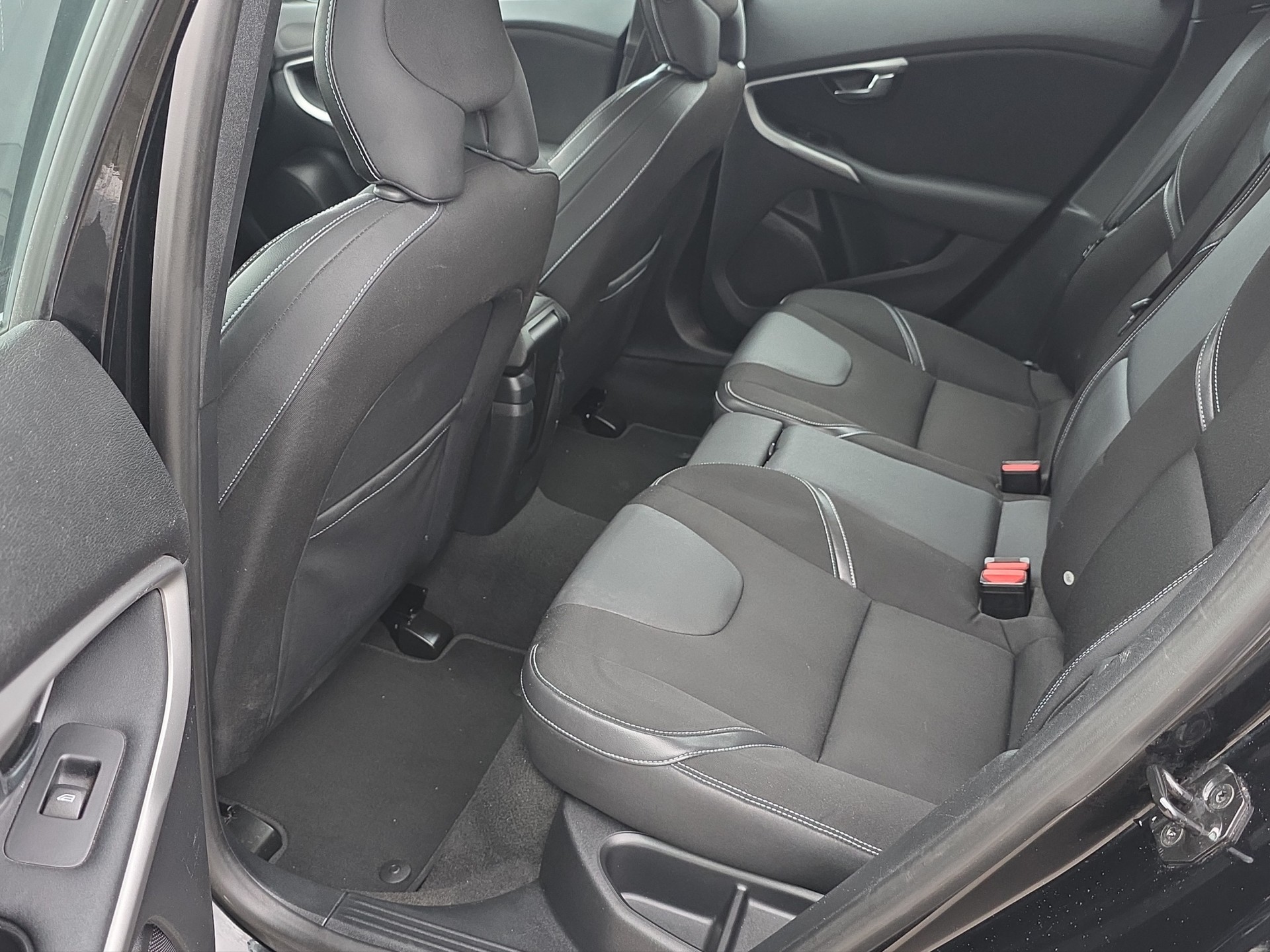 VOLVO V40 D2 Momentum Powershift-image-9