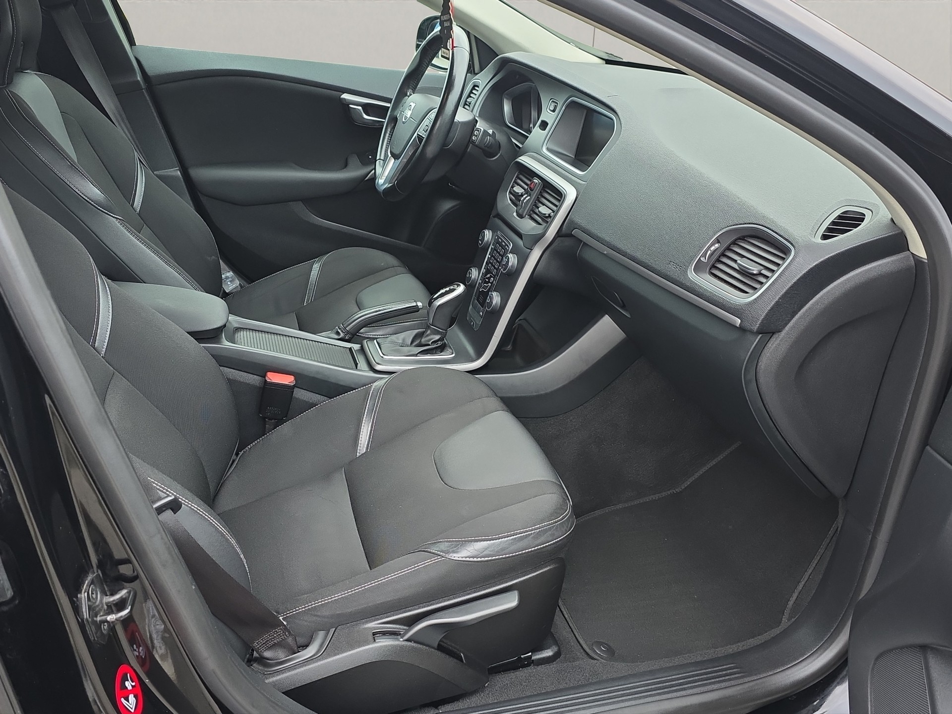 VOLVO V40 D2 Momentum Powershift-image-12