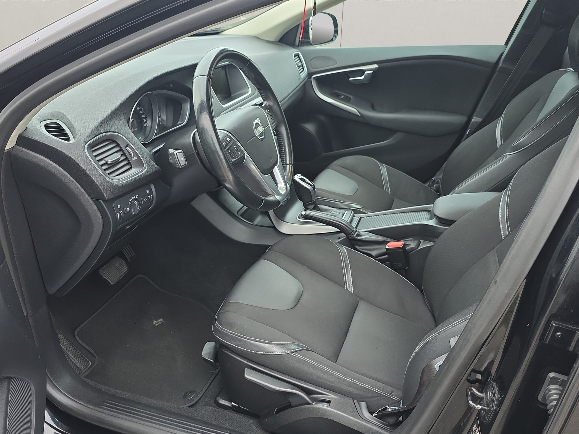 VOLVO V40 D2 Momentum Powershift-image-8