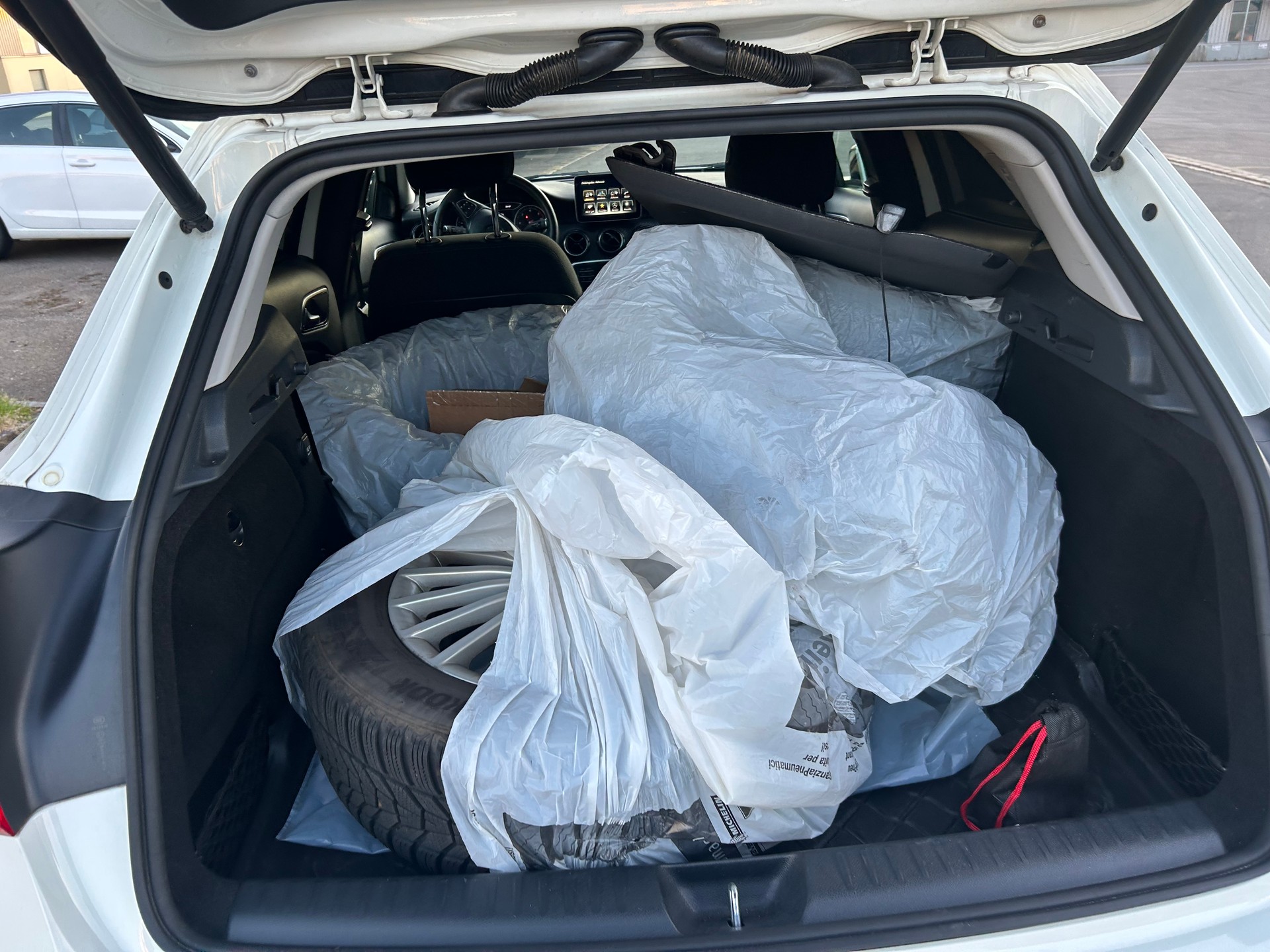 MERCEDES-BENZ GLA 200 d Swiss Star Edition 4Matic 7G-DCT-image-8