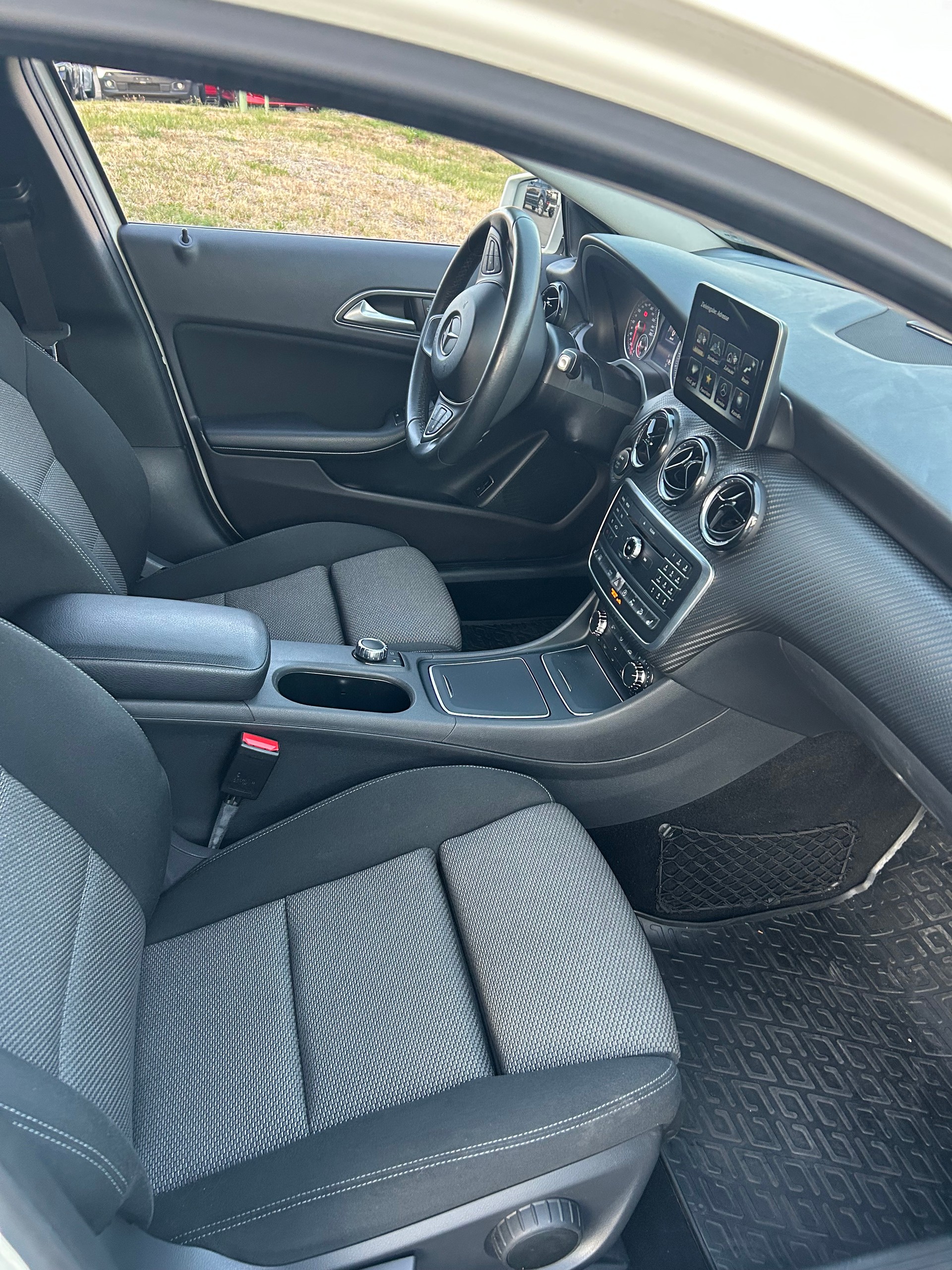 MERCEDES-BENZ GLA 200 d Swiss Star Edition 4Matic 7G-DCT-image-13