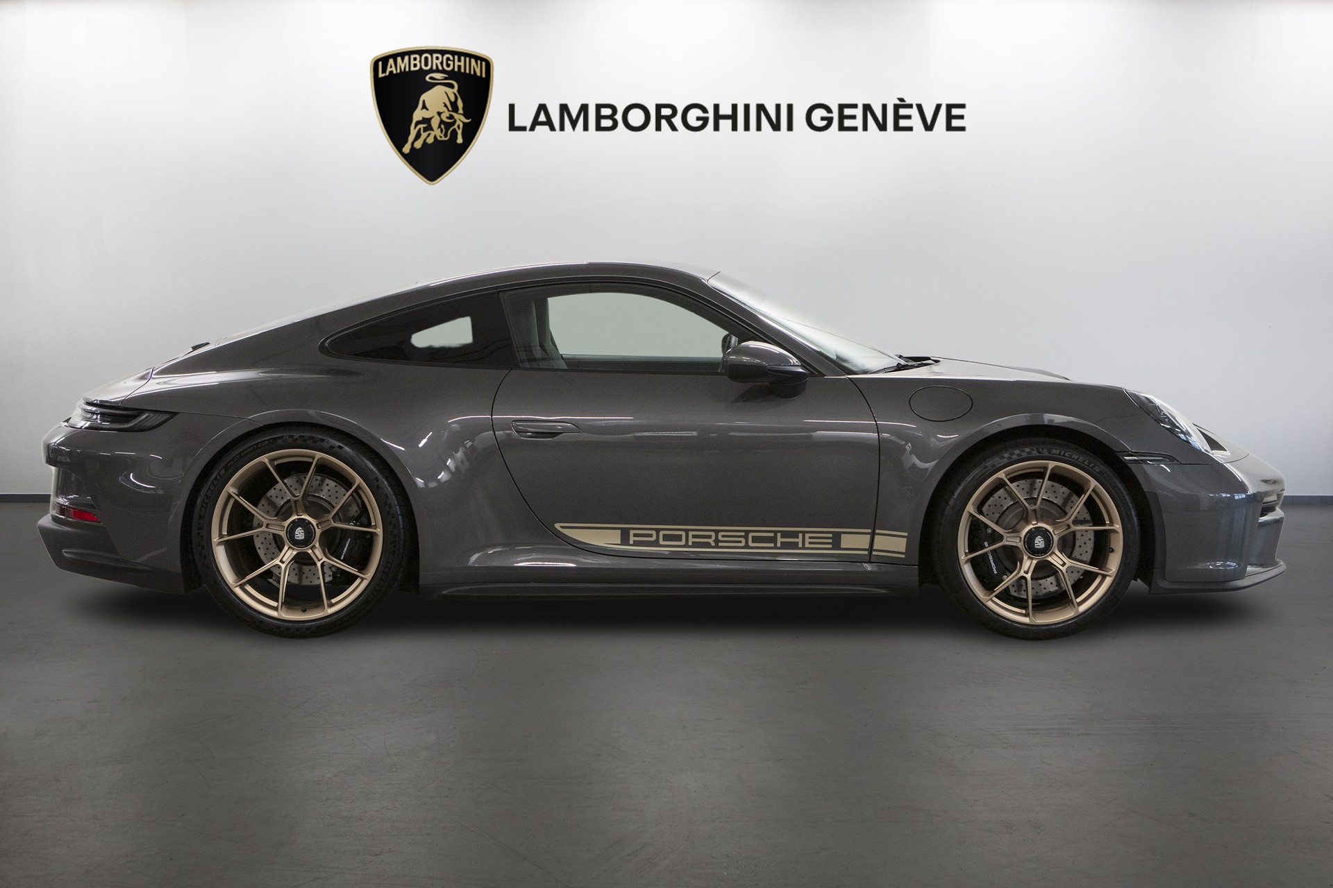 PORSCHE 911 GT3 Touring-image-1