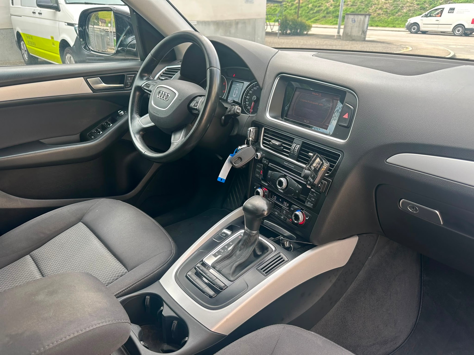 AUDI Q5 2.0 TDI quattro S-tronic-image-9