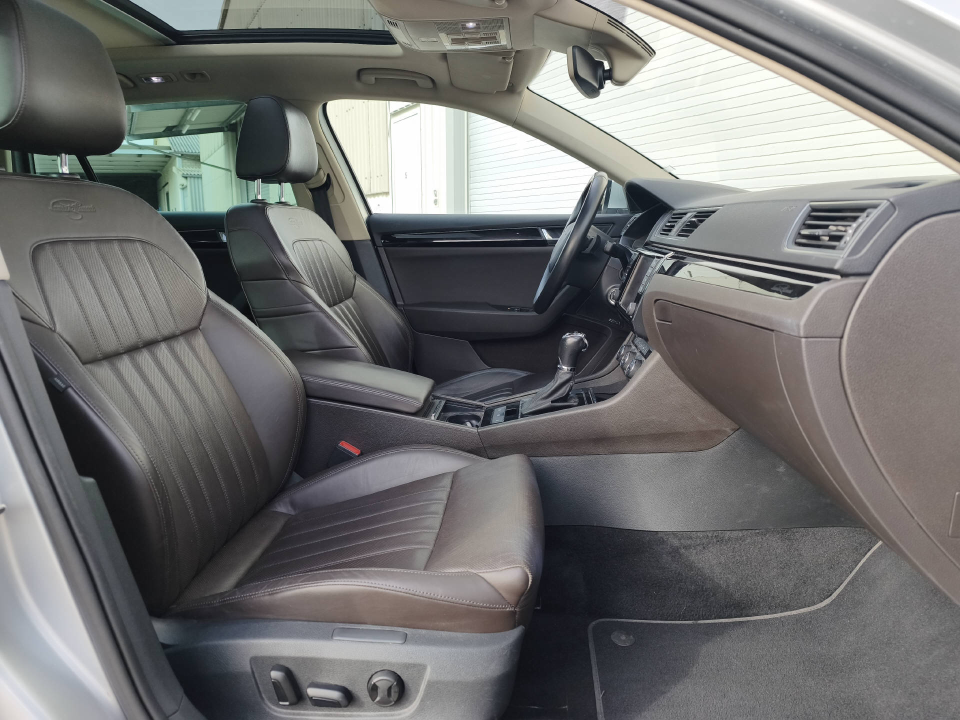 SKODA Superb Combi 2.0 TSI 280 L & K 4x4 DSG-image-8