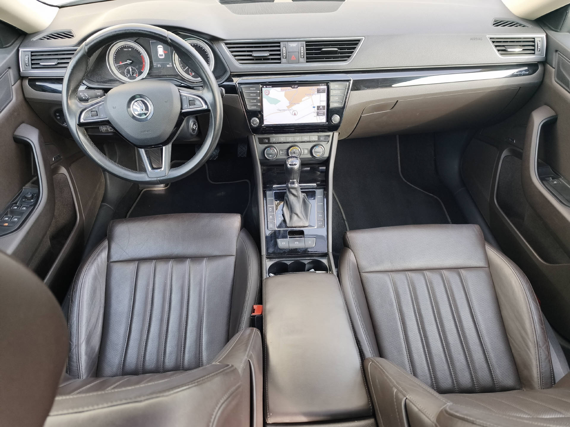 SKODA Superb Combi 2.0 TSI 280 L & K 4x4 DSG-image-6
