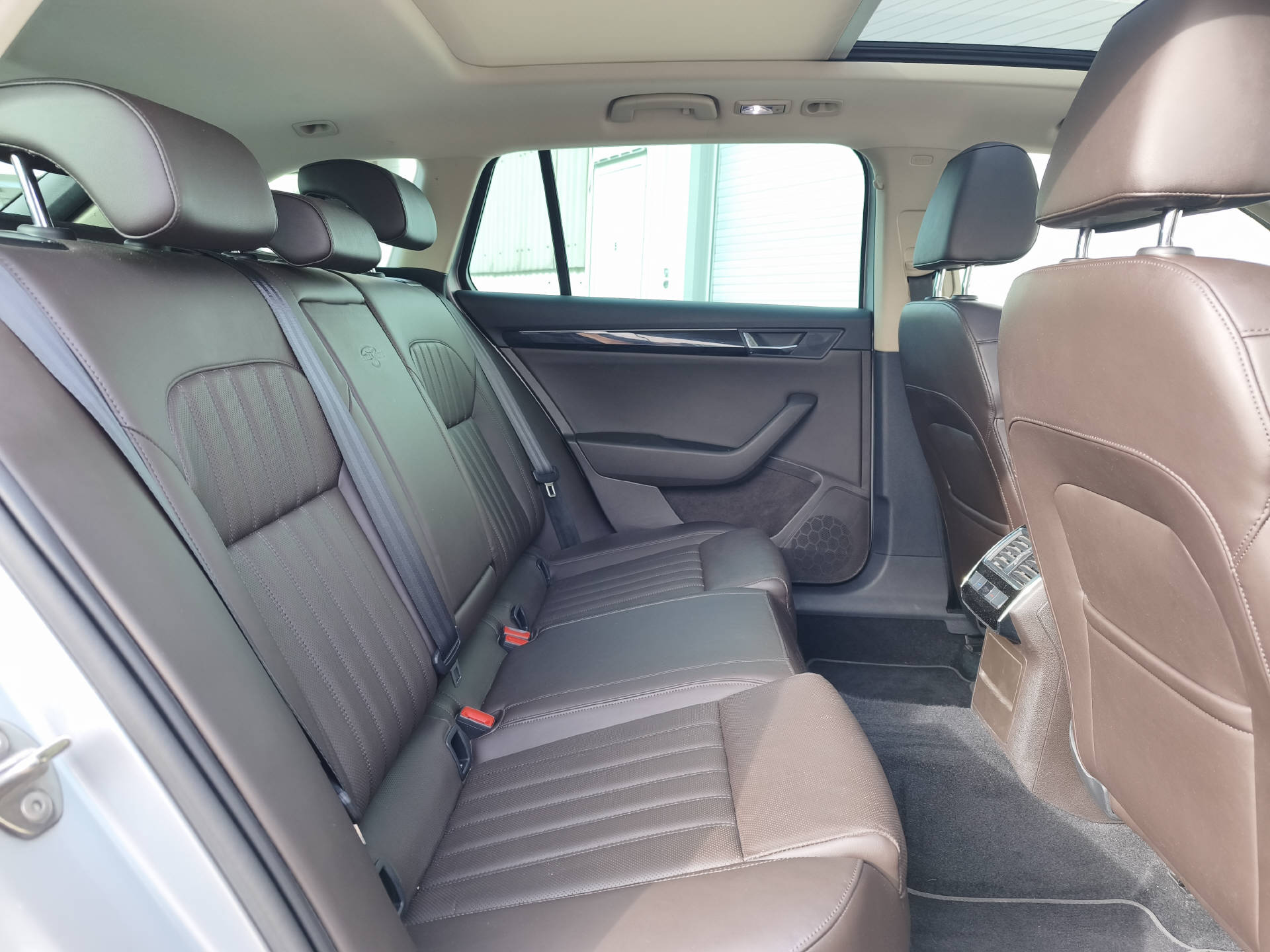 SKODA Superb Combi 2.0 TSI 280 L & K 4x4 DSG-image-9