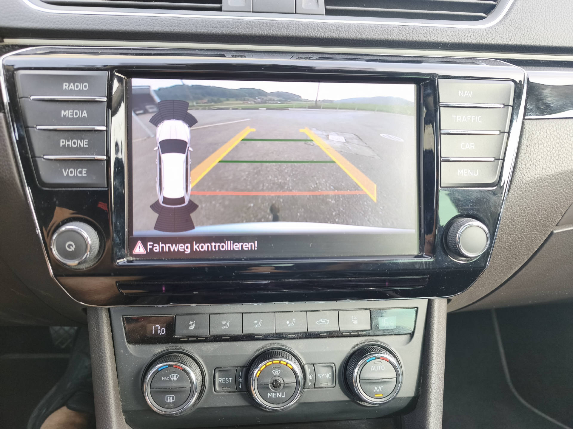SKODA Superb Combi 2.0 TSI 280 L & K 4x4 DSG-image-14