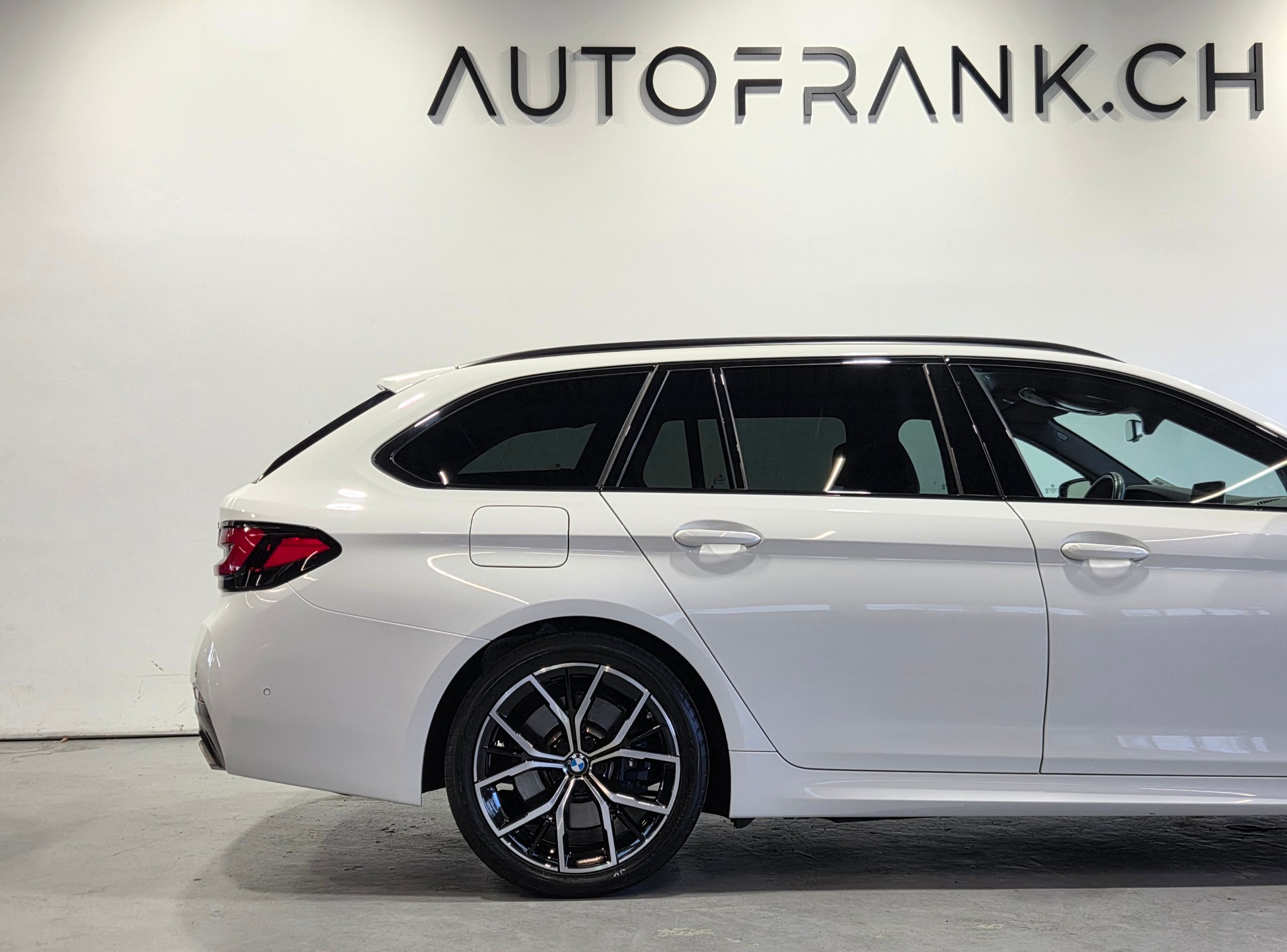 BMW 530d xDrive M-Sport Touring-image-17