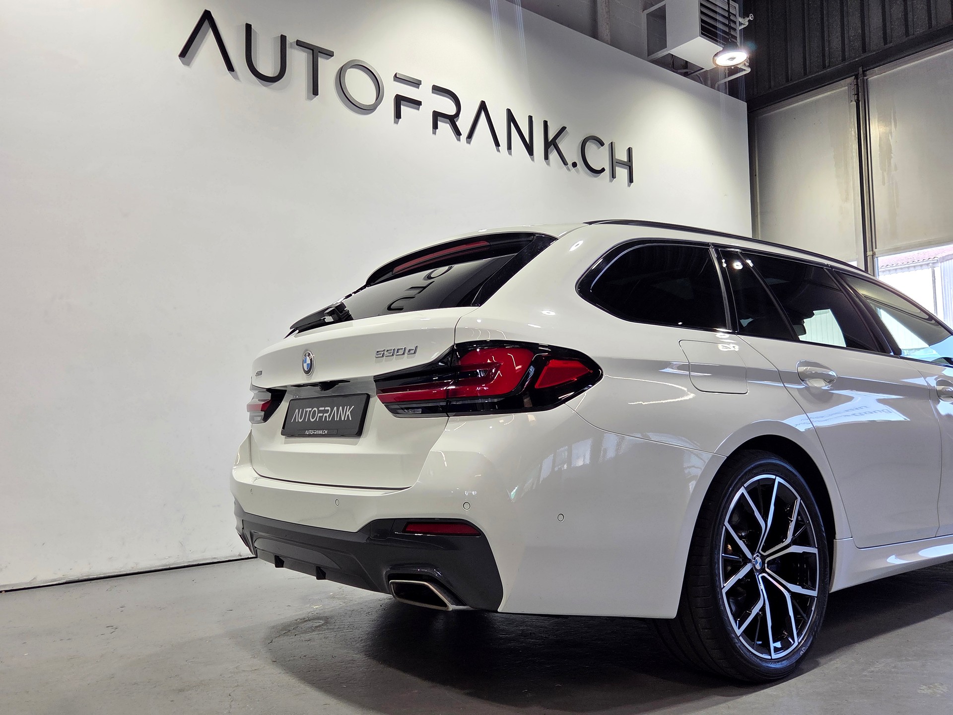 BMW 530d xDrive M-Sport Touring-image-10
