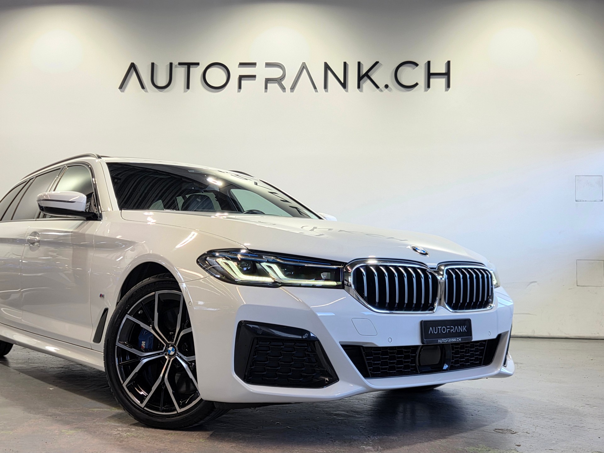 BMW 530d xDrive M-Sport Touring-image-8