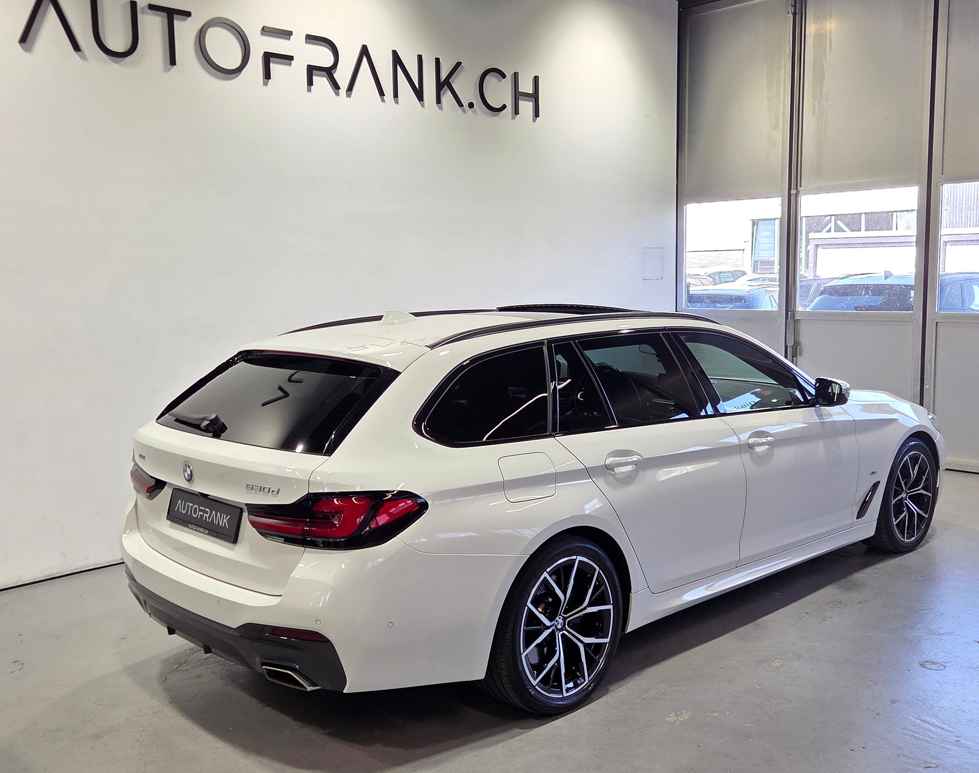 BMW 530d xDrive M-Sport Touring-image-23
