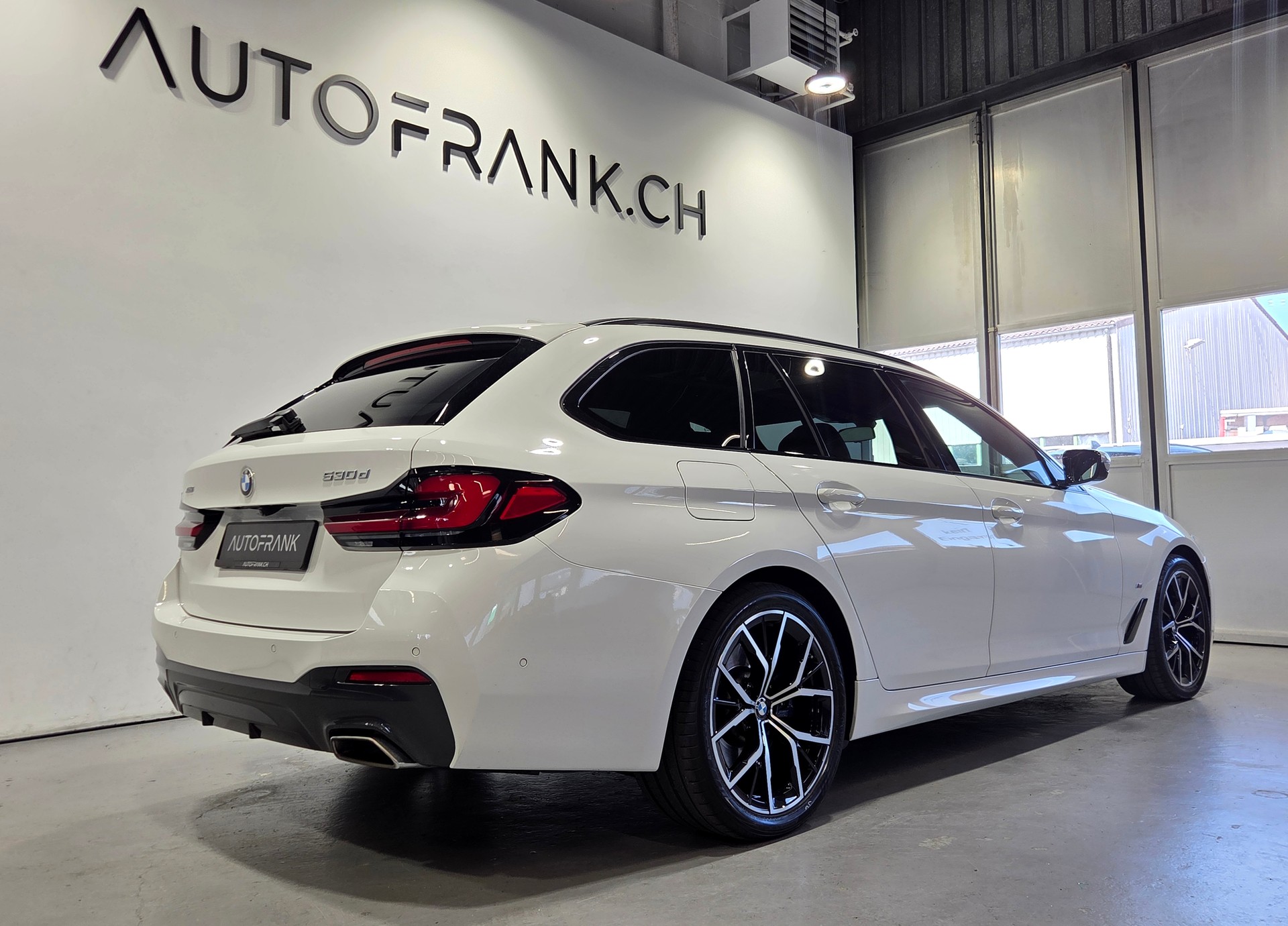 BMW 530d xDrive M-Sport Touring-image-2
