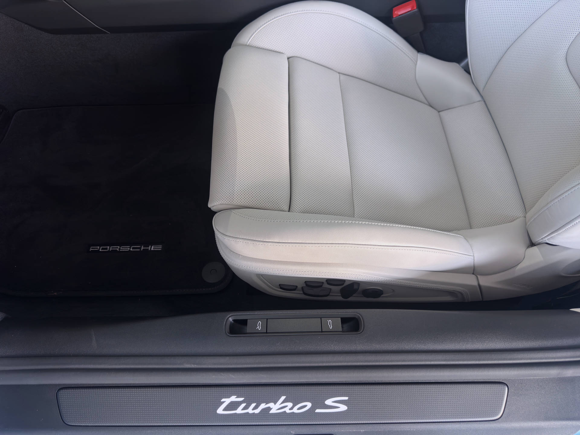 PORSCHE 911 Turbo S-image-7