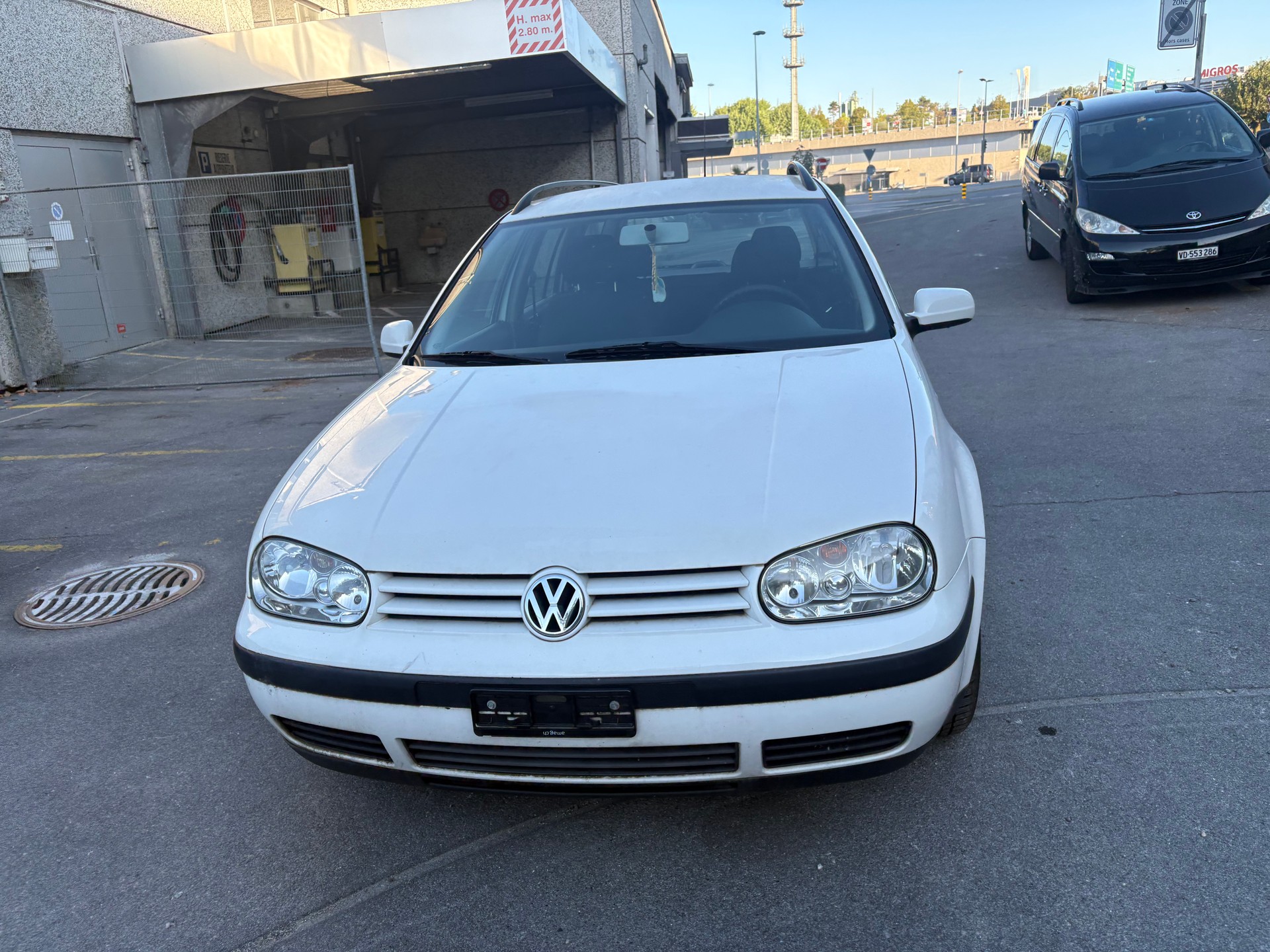 VW Golf Variant 1.9 TDI PD Trendline 4Motion-image-1