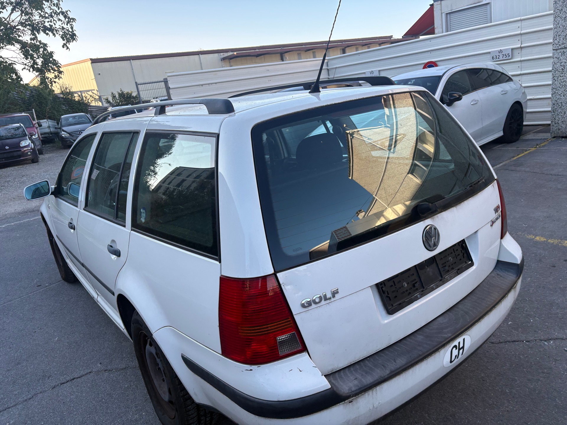 VW Golf Variant 1.9 TDI PD Trendline 4Motion-image-7