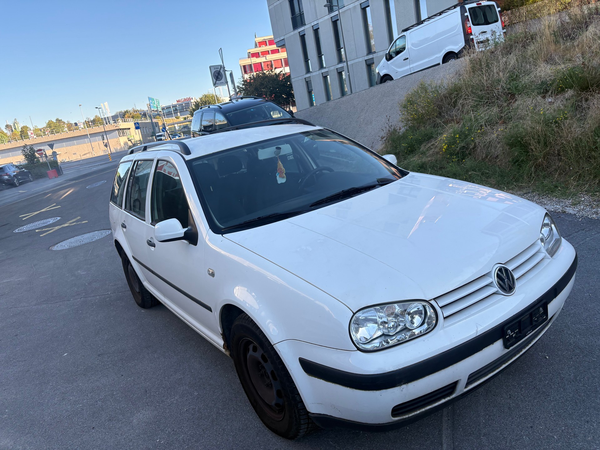 VW Golf Variant 1.9 TDI PD Trendline 4Motion-image-2