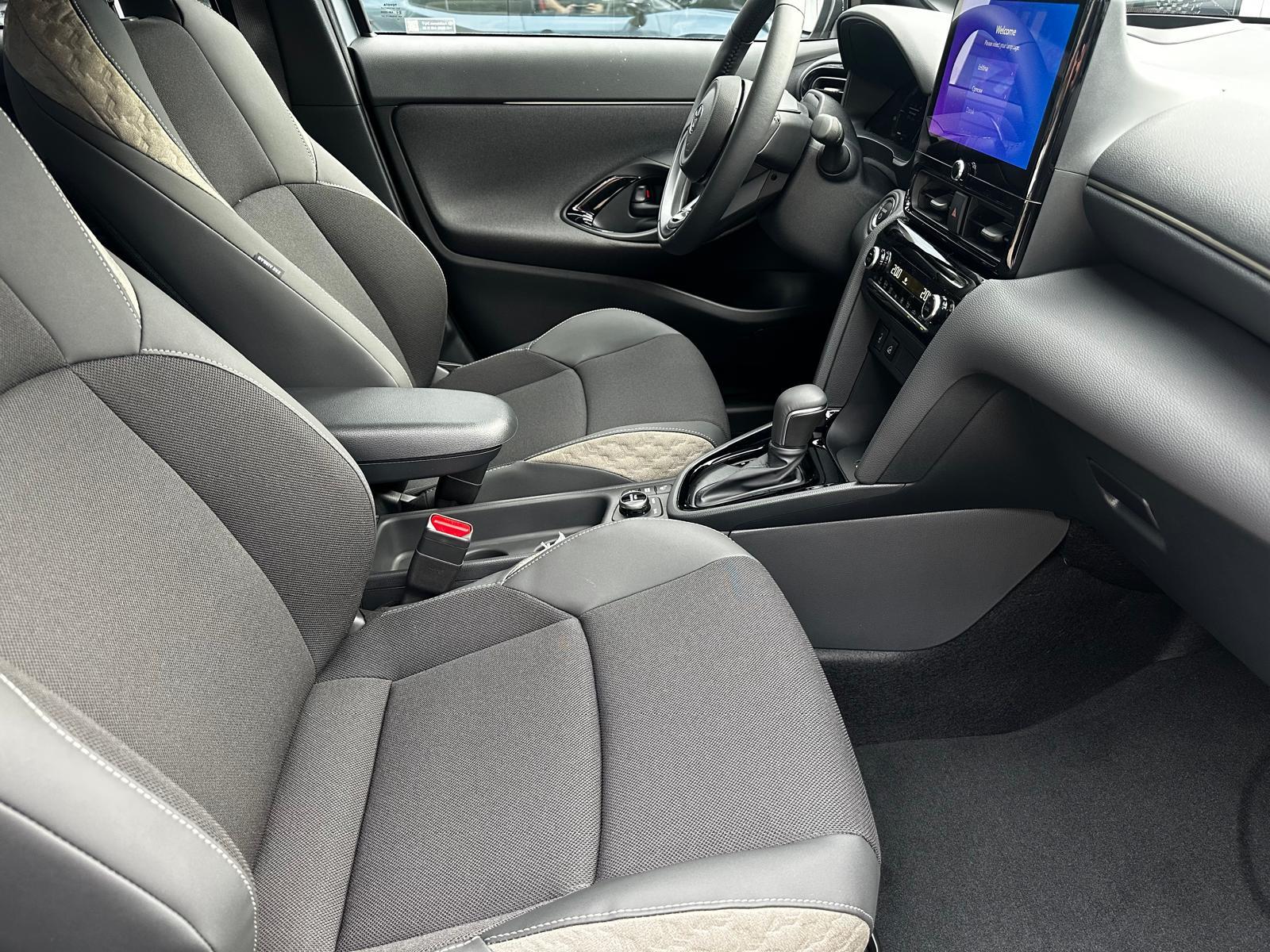 TOYOTA Yaris Cross 1.5 VVT-i HSD Premium AWD-i-image-13